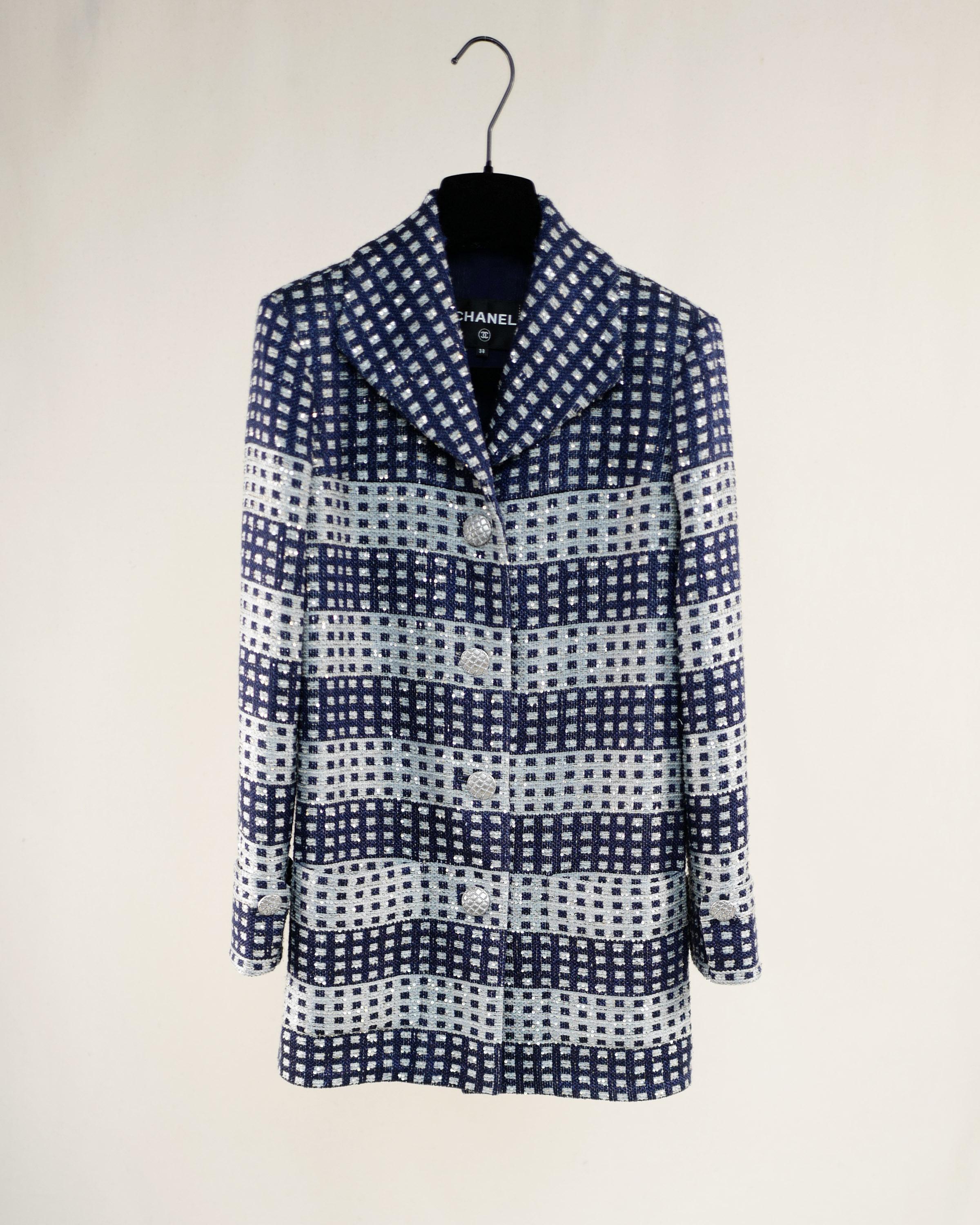 Nouvelle veste Chanel en tweed très précieux et magnifique de la marque Lesage, ornée de paillettes.
- Boutons du logo CC
Taille 38 FR.