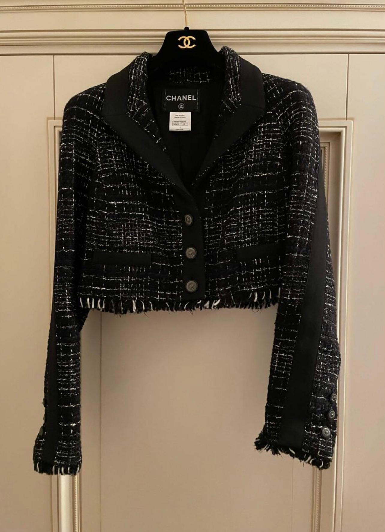New Chanel timeless black tweed jacket with CC logo buttons.
Full silk lining, size mark 42 FR. Never worn.