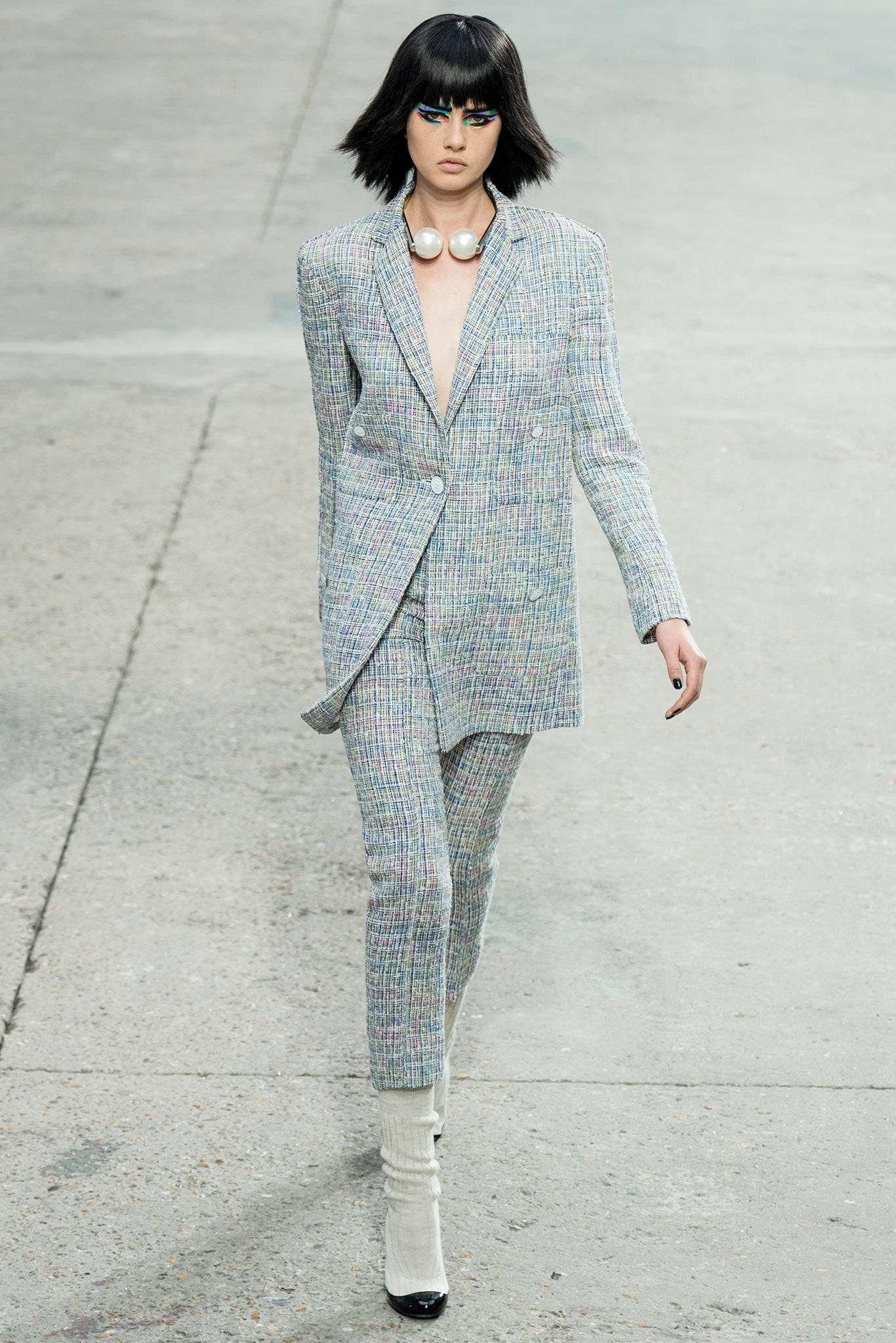 Klassische Chanel Jacke aus marineblauem und schwarzem Tweed aus der CONTEMPORARY ART Collection'S des Frühjahrs 2014 -- mit trendiger, entspannter Silhouette
Boutique-Preis über 9.000$
- CC-Logo-Tasten
- tonales Seidenfutter
Größenbezeichnung 36