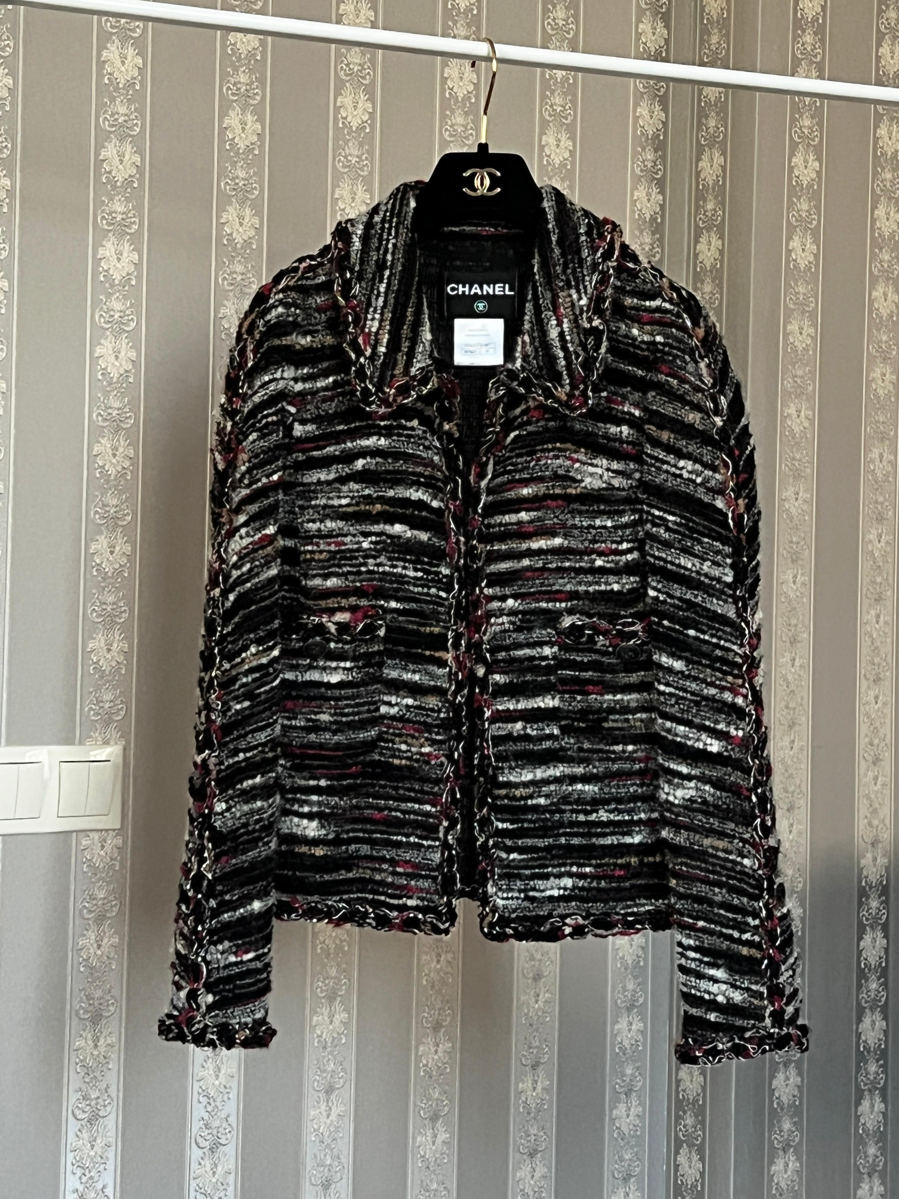 Nouvelle superbe veste en tweed de Chanel avec boutons massifs CC.
Garniture tressée signature
Taille 36 FR. Jamais porté.