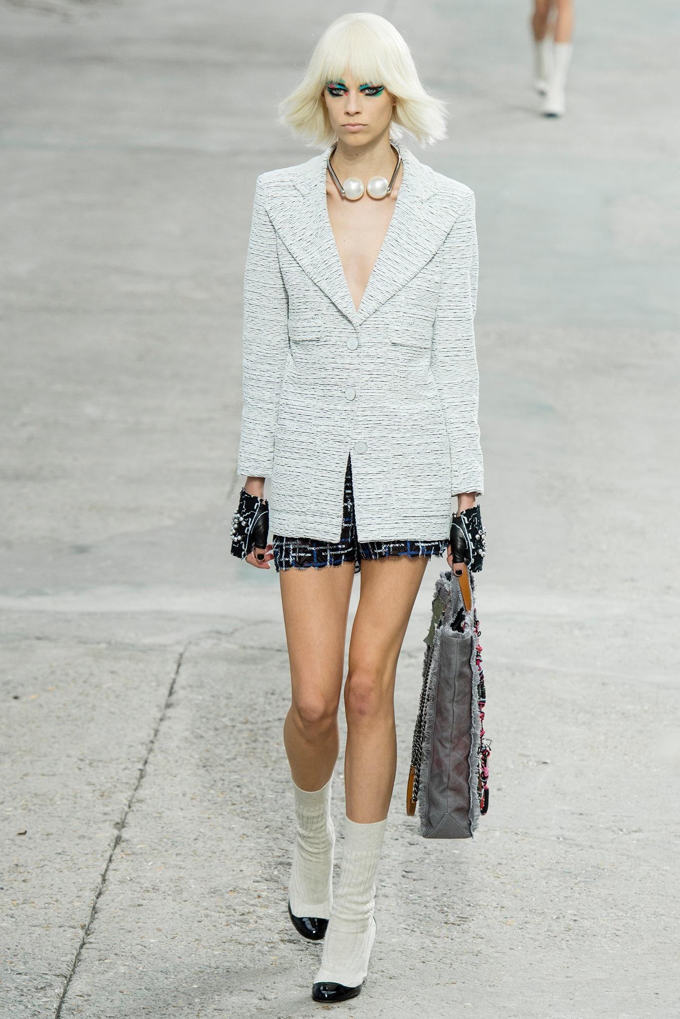 Chanel New CC Knöpfe Tweed Jacke im Zustand „Neu“ im Angebot in Dubai, AE