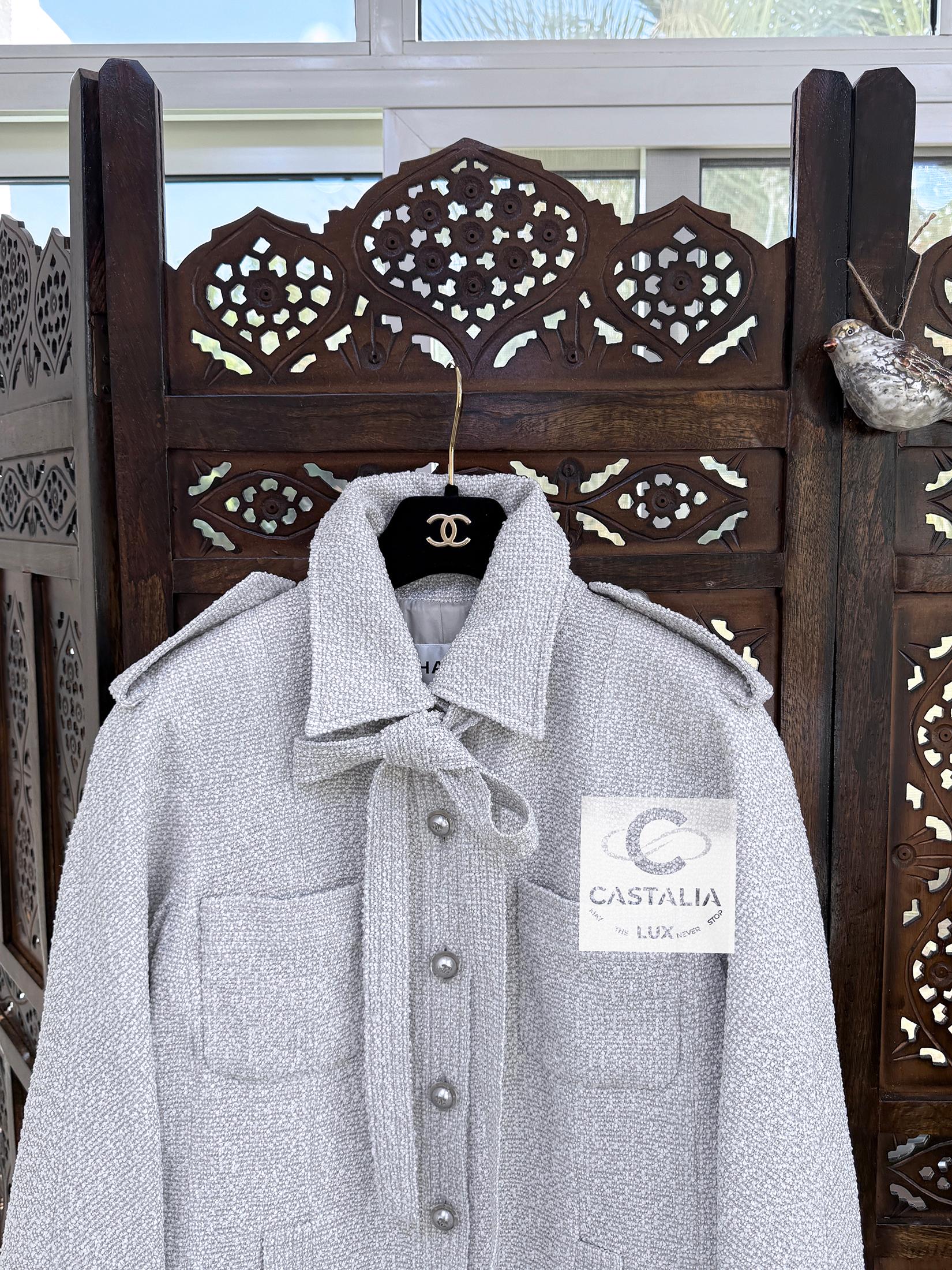 Chanel Neue silbergraue Tweed-Jacke mit Schleife 42 FR im Zustand „Neu“ in Dubai, AE