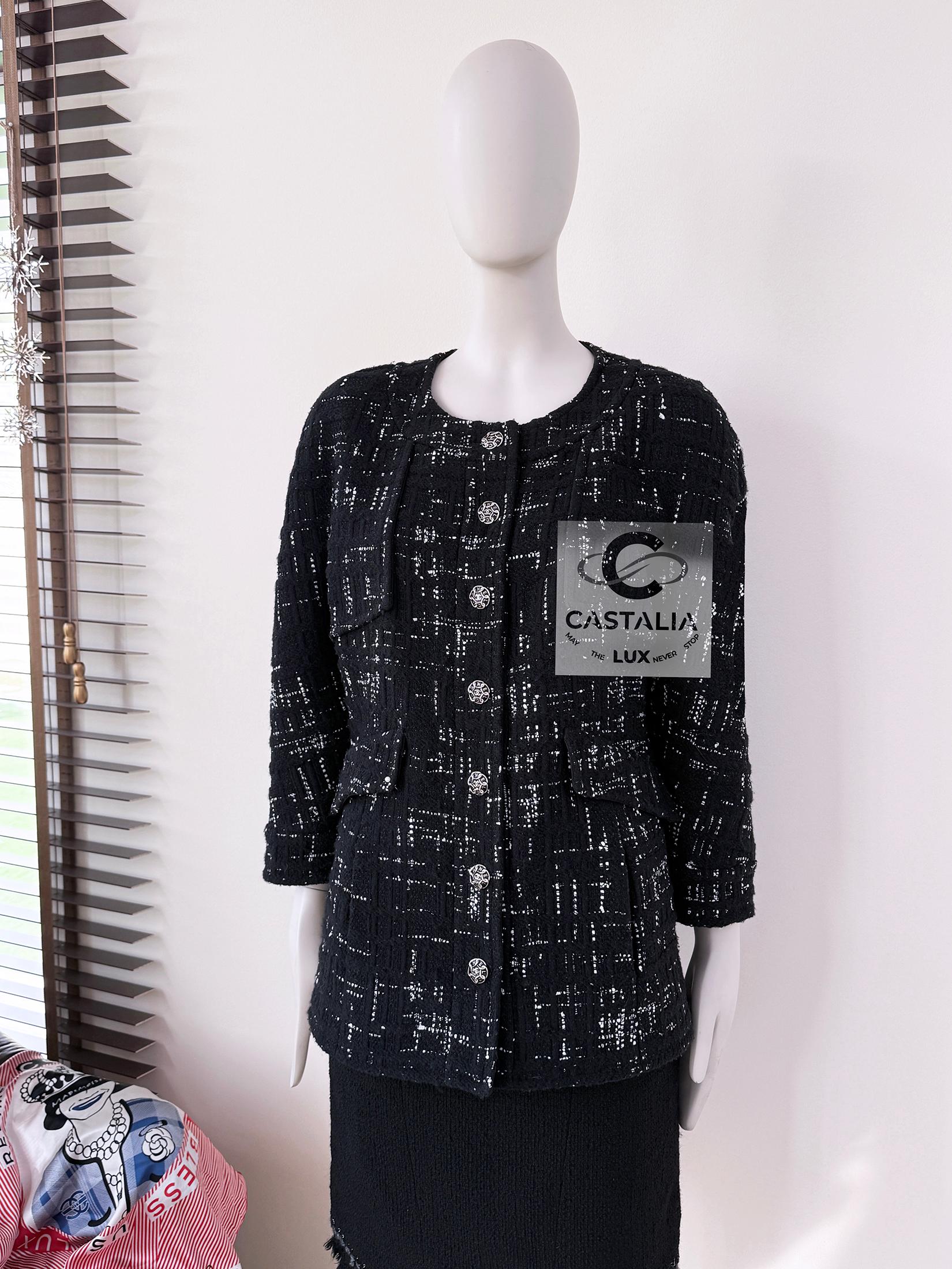 Chaqueta de tweed con espalda Chanel atemporal ~ de París / Colección HAMBURG de Karl Lagerfeld
~ ¡Pieza de declaración más allá del tiempo y las tendencias!
Talla marca 46 FR / Estado: nunca usada
- Botones de eslabón de cadena con logotipo CC
-