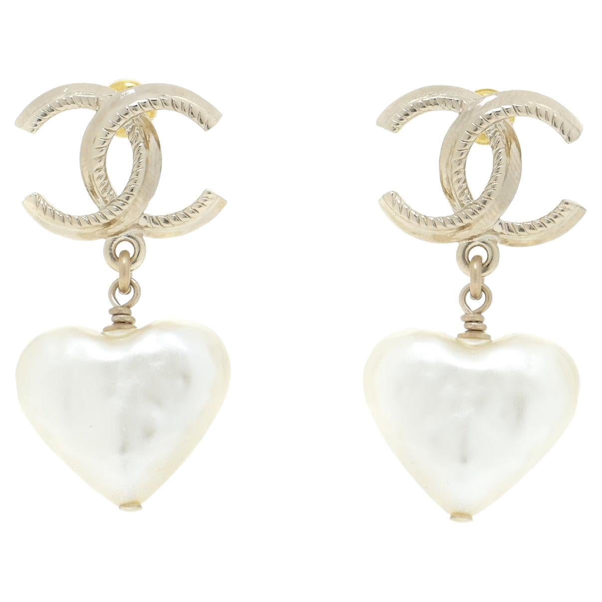 CHANEL NEW CC Faux Pearl Heart Gold Metal Dangle Drop