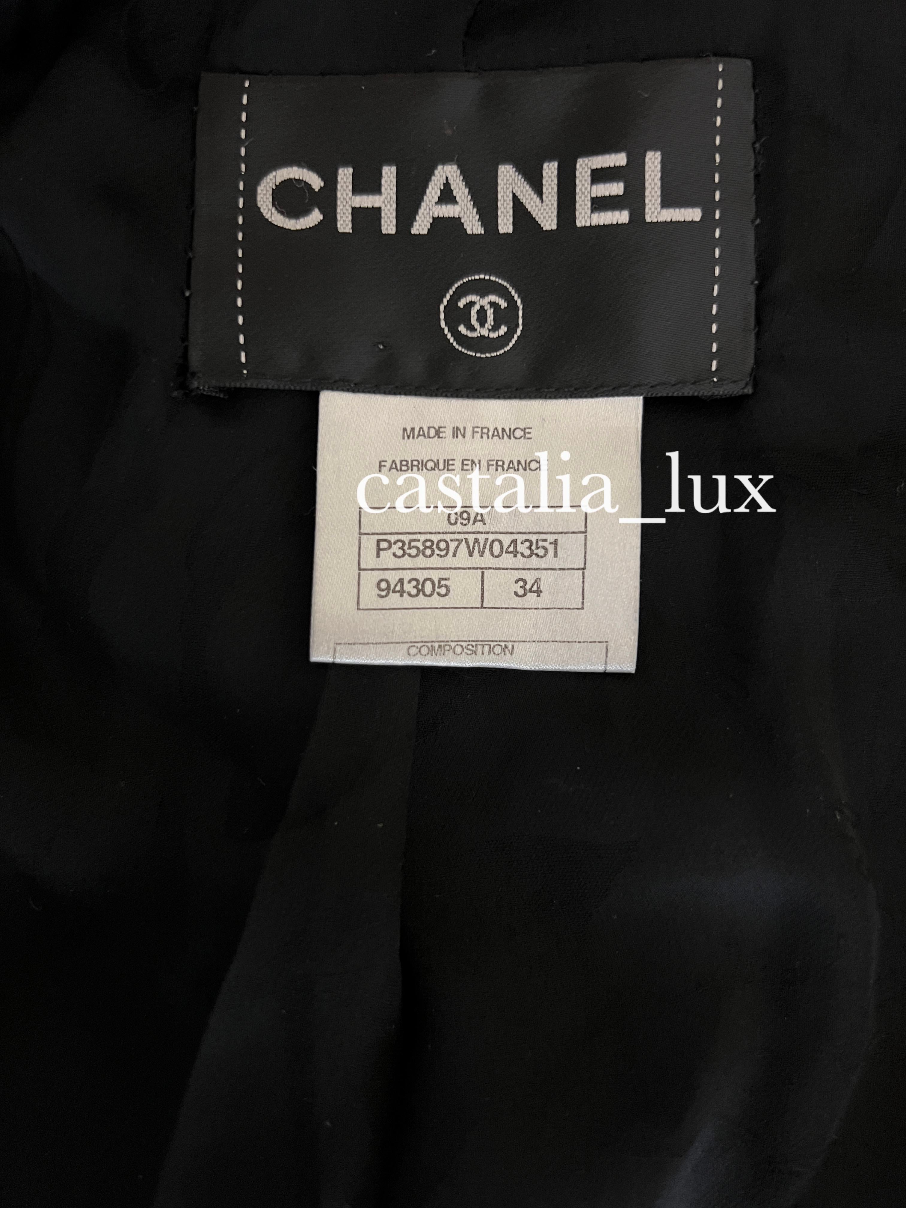 Veste noire à boutons géants CC Chanel en vente 6