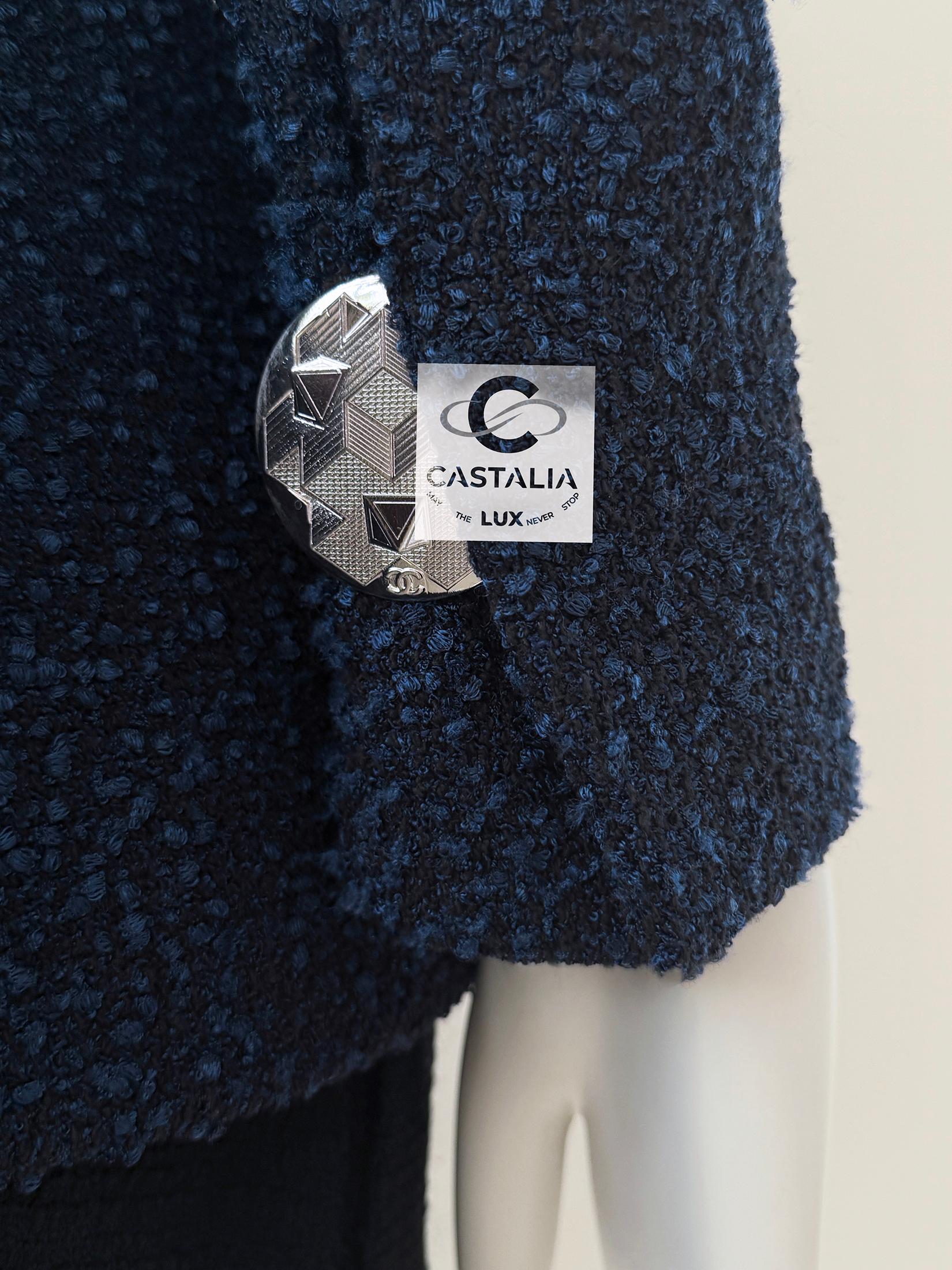 CHANEL New CC Giant Buttons Navy Tweed Jacket 38 FR en vente 4