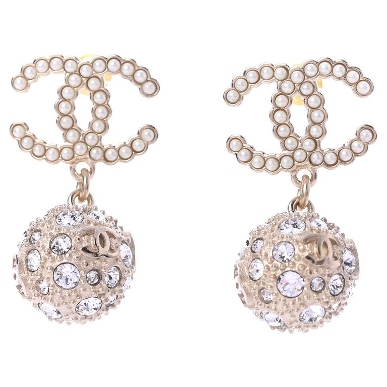 Creed Udover faktum CHANEL NEW CC Gold Ball Crystal Pearl Evening Dangle Drop Earrings in Box  For Sale at 1stDibs
