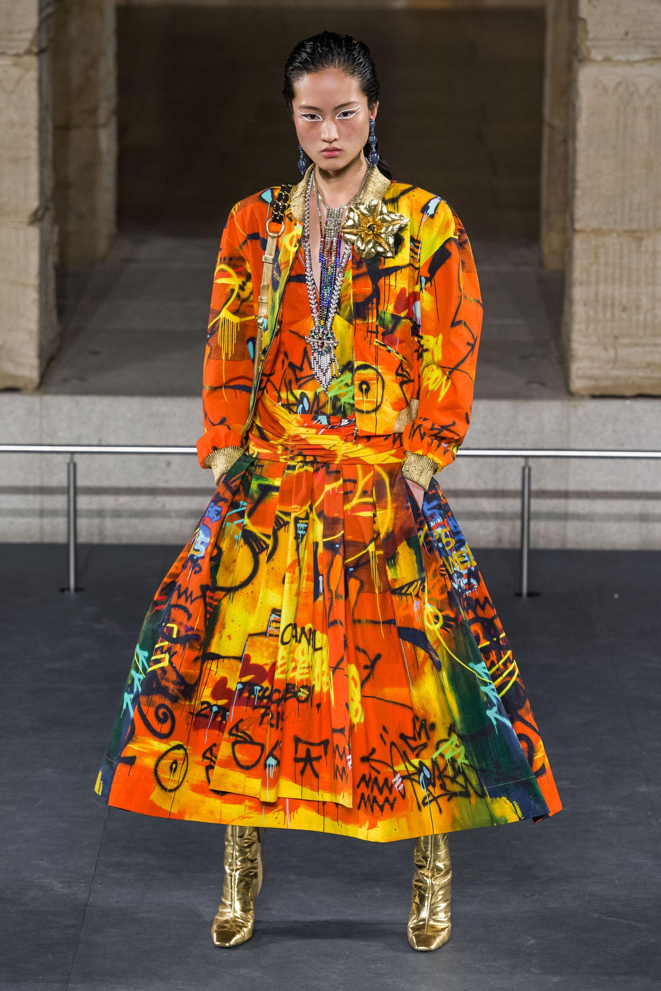 New Chanel Graffiti bomber jacket with Egyptian signs and symbols : from Runway of Paris / New-York (EGYPT) Collection, 2019 Metiers d'Art
- CC logo zipper
- graffiti CC logos all over
- black silk lining
- contrast metallic rib trim
Size mark 36