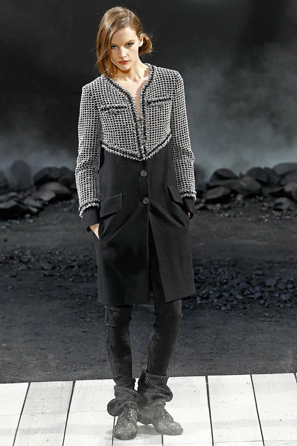 Ikonische schwarze Tweedjacke von Chanel mit Meisterwerk CC Gripoix-Knöpfen
~ As seen on Miroslava Duma ~ 
Größenbezeichnung 36 FR / Zustand: nie getragen
- aus schwarzem Lesage-Tweed mit roten Akzenten
- kombiniert mit schwarzen 
