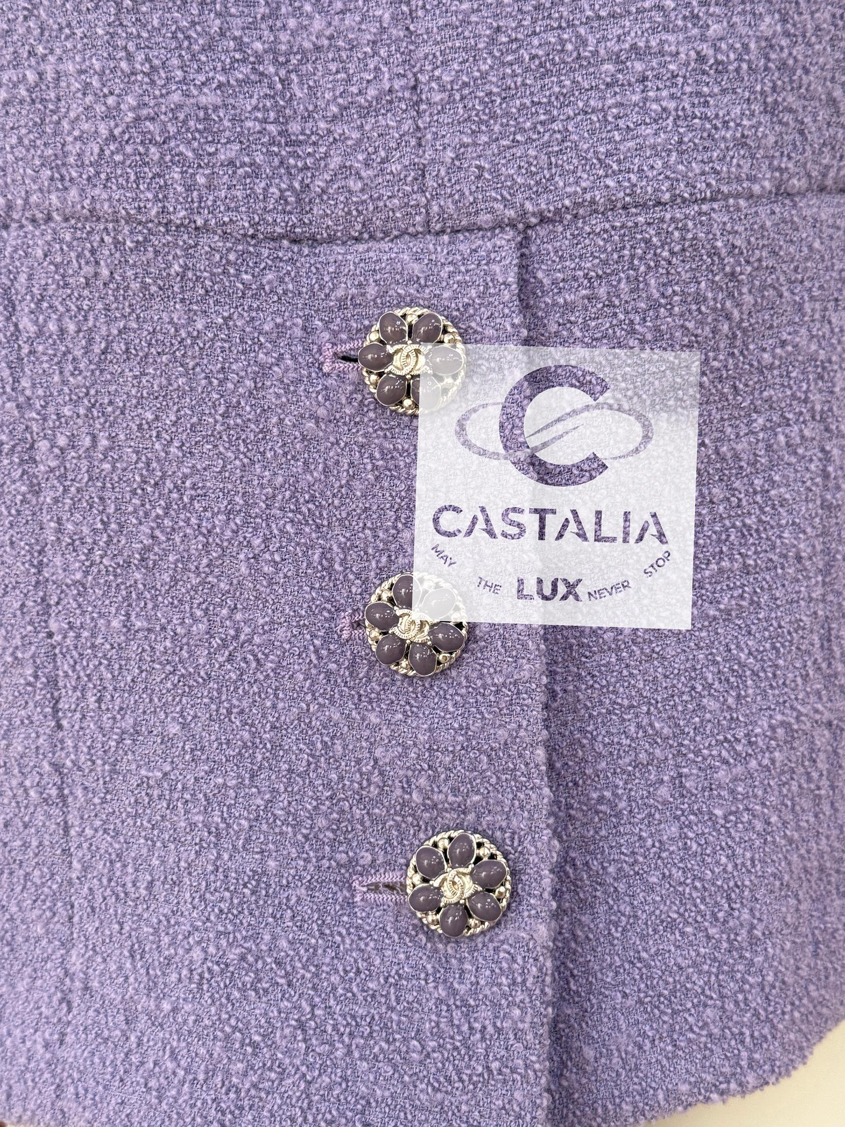 Conjunto Chanel New CC Gripoix Buttons Tweed Lavanda en venta 6