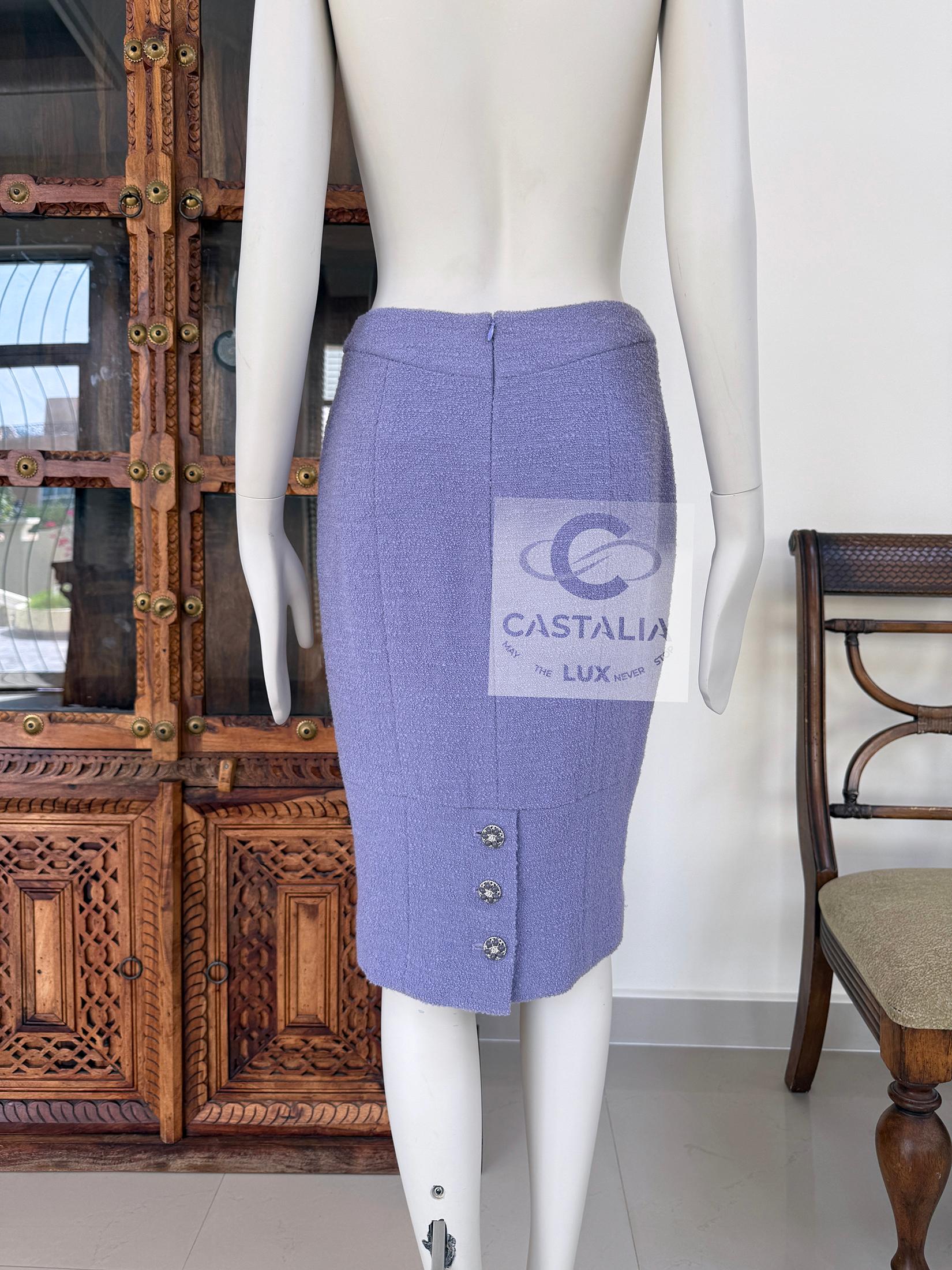 Conjunto Chanel New CC Gripoix Buttons Tweed Lavanda en venta 7