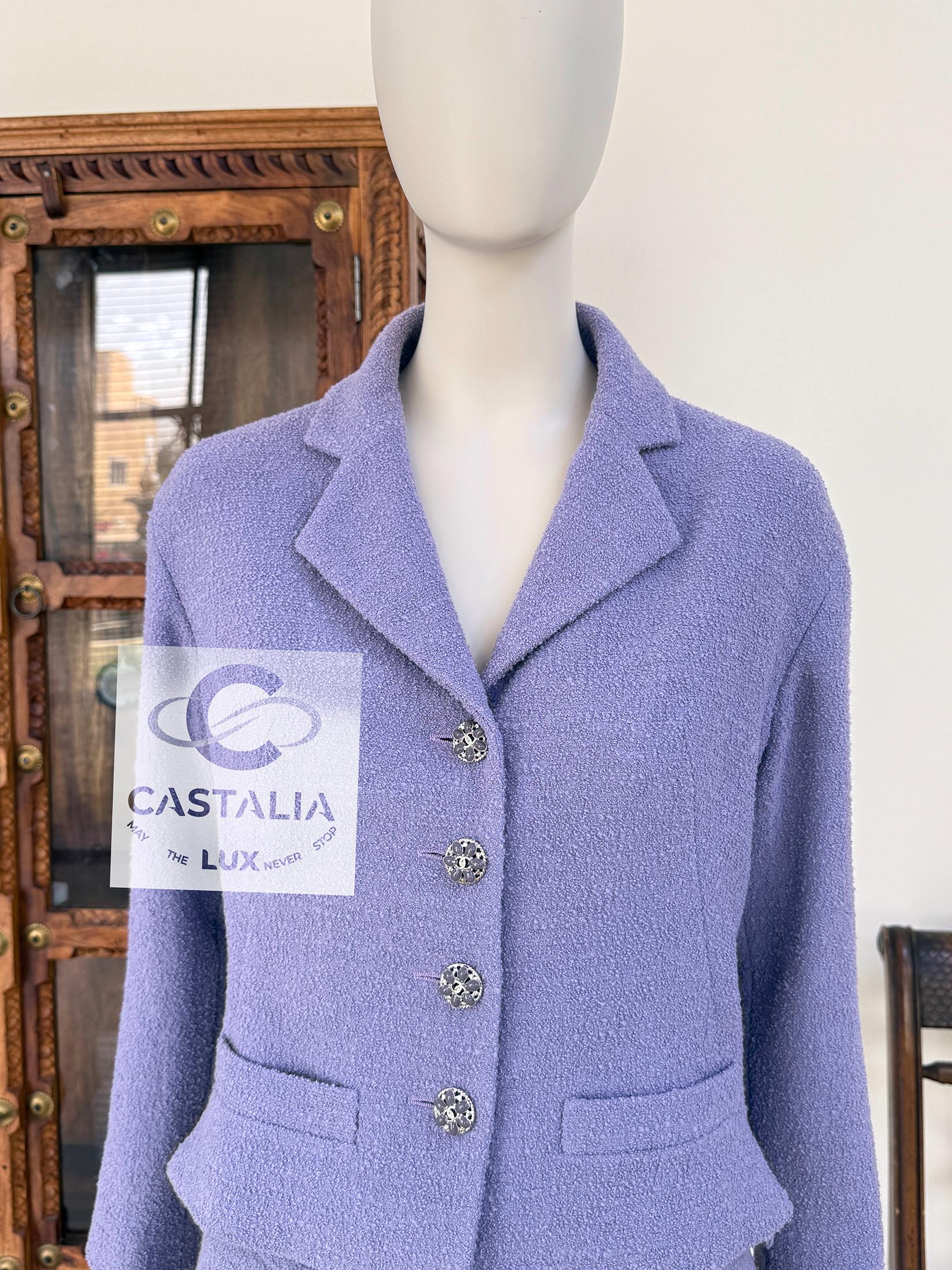 Conjunto Chanel New CC Gripoix Buttons Tweed Lavanda en venta 8