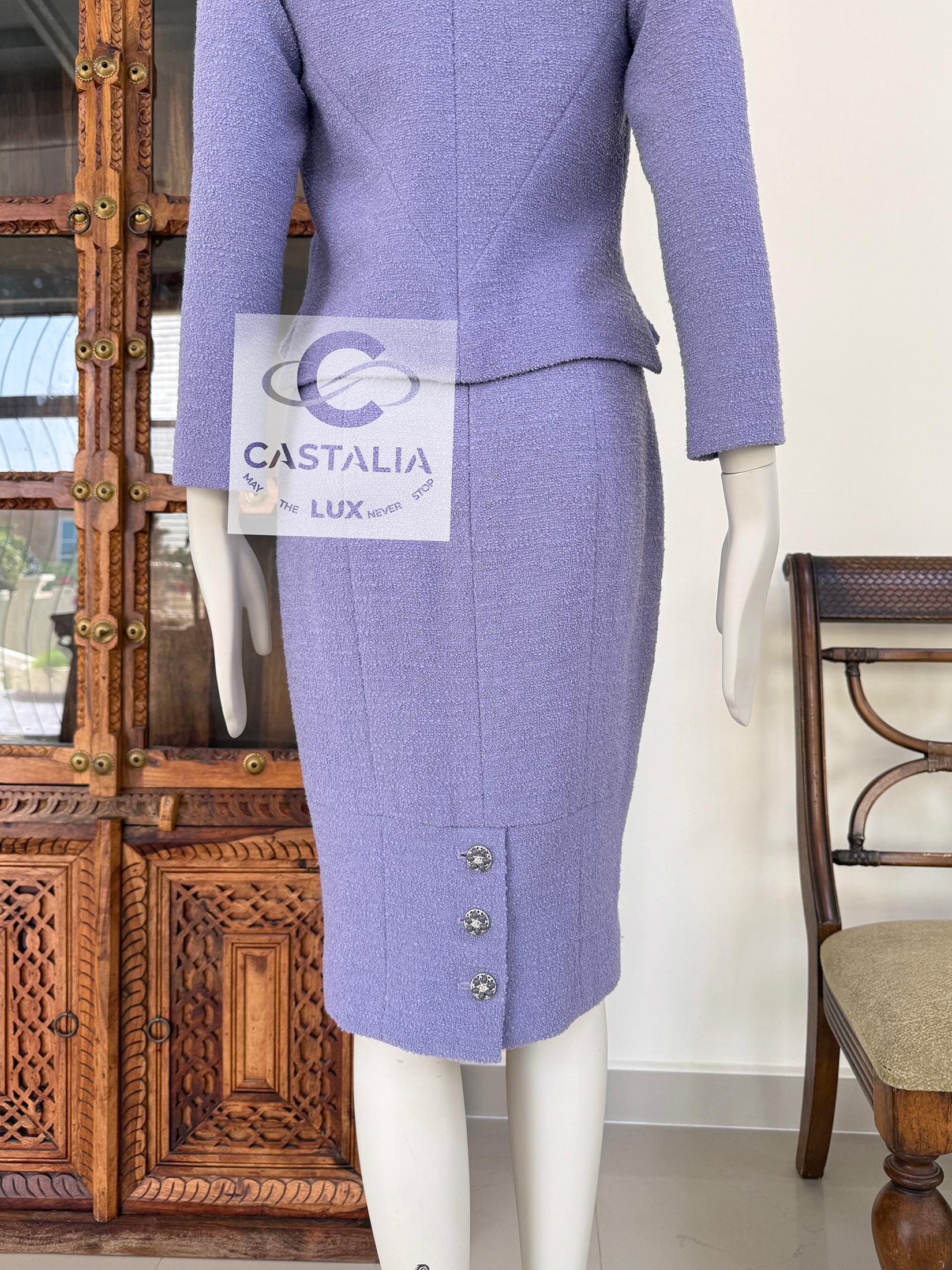 Conjunto Chanel New CC Gripoix Buttons Tweed Lavanda en venta 9