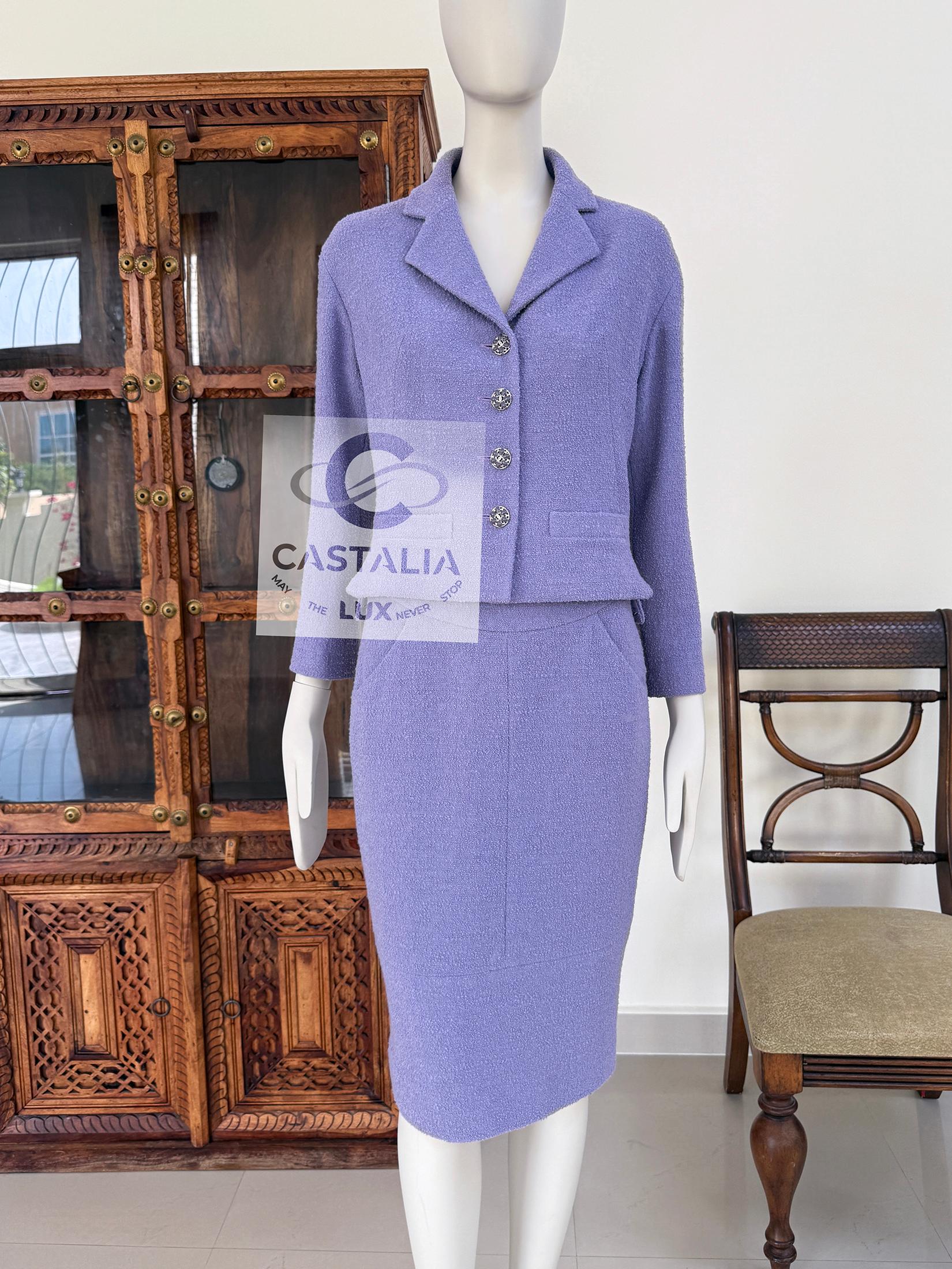 Conjunto Chanel New CC Gripoix Buttons Tweed Lavanda en Nuevo estado para la venta en Dubai, AE