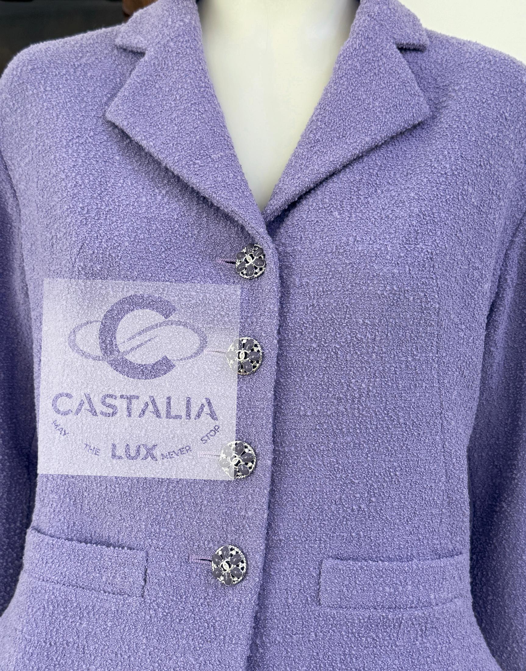 Conjunto Chanel New CC Gripoix Buttons Tweed Lavanda en venta 1