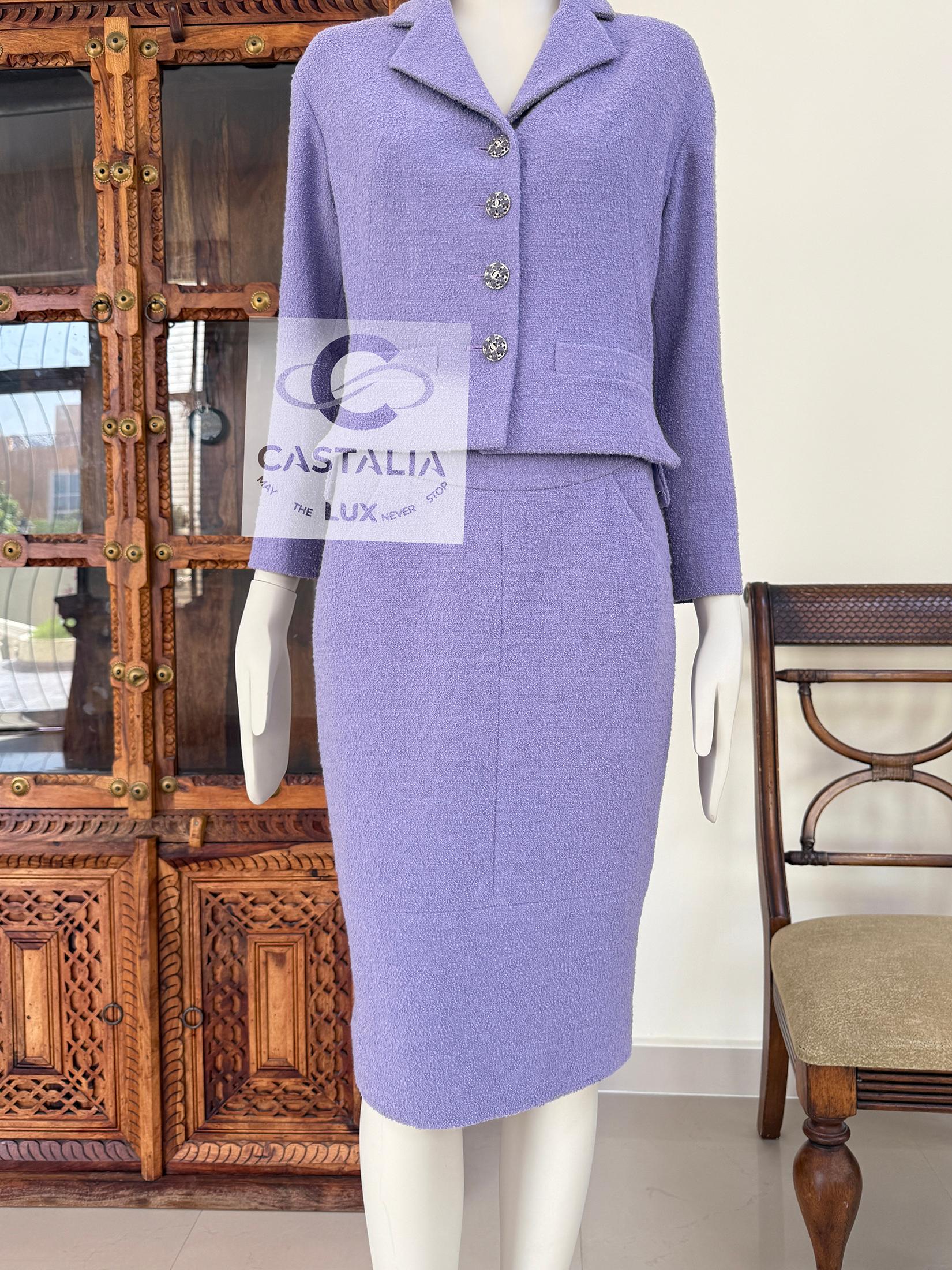 Conjunto Chanel New CC Gripoix Buttons Tweed Lavanda en venta 2