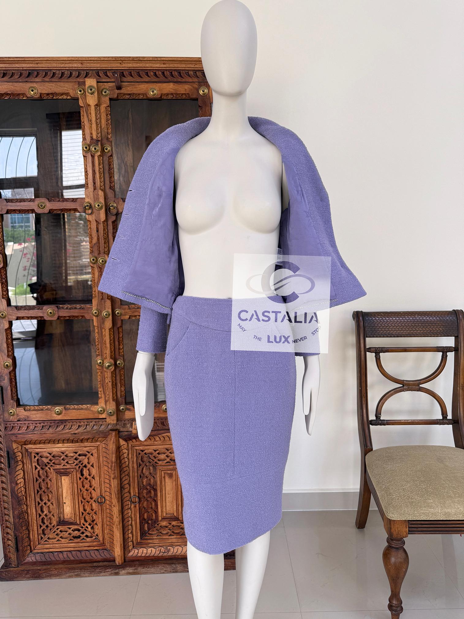 Conjunto Chanel New CC Gripoix Buttons Tweed Lavanda en venta 3