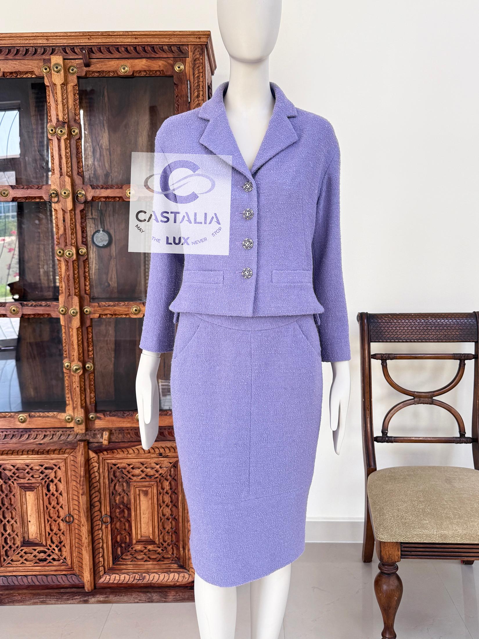 Conjunto Chanel New CC Gripoix Buttons Tweed Lavanda en venta 4