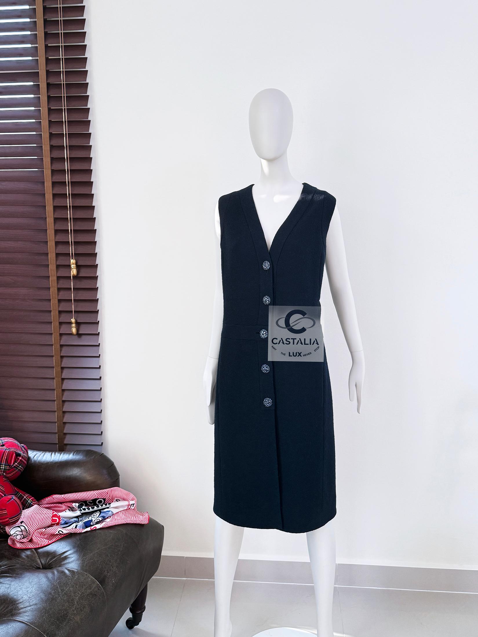 Black Chanel Paris / Dubai CC Gripoix Buttons Tweed Vest 46 FR For Sale