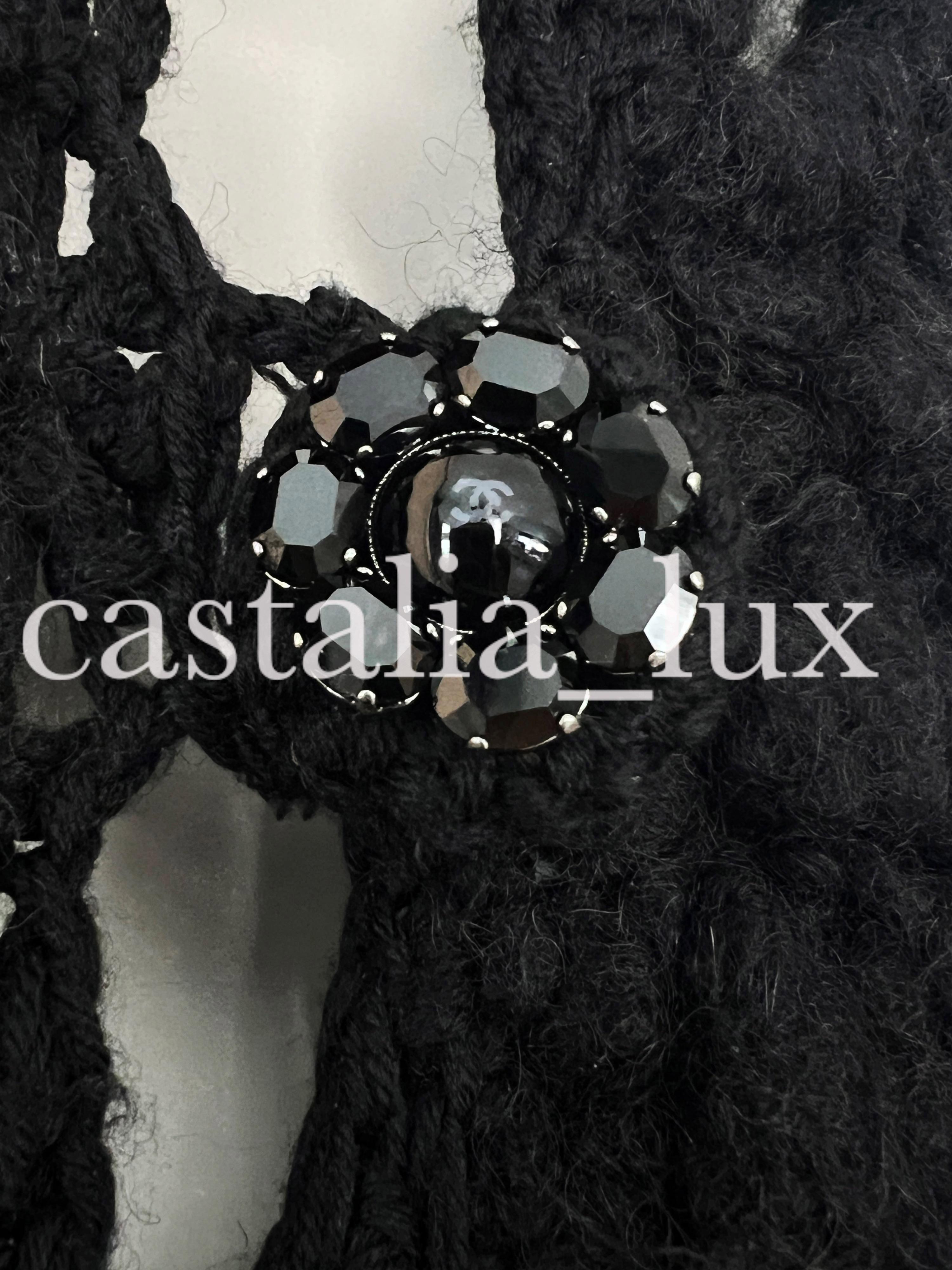 Gilet Chanel Nouveau CC Jewel Broche Buttons Cashmere Unisexe en vente