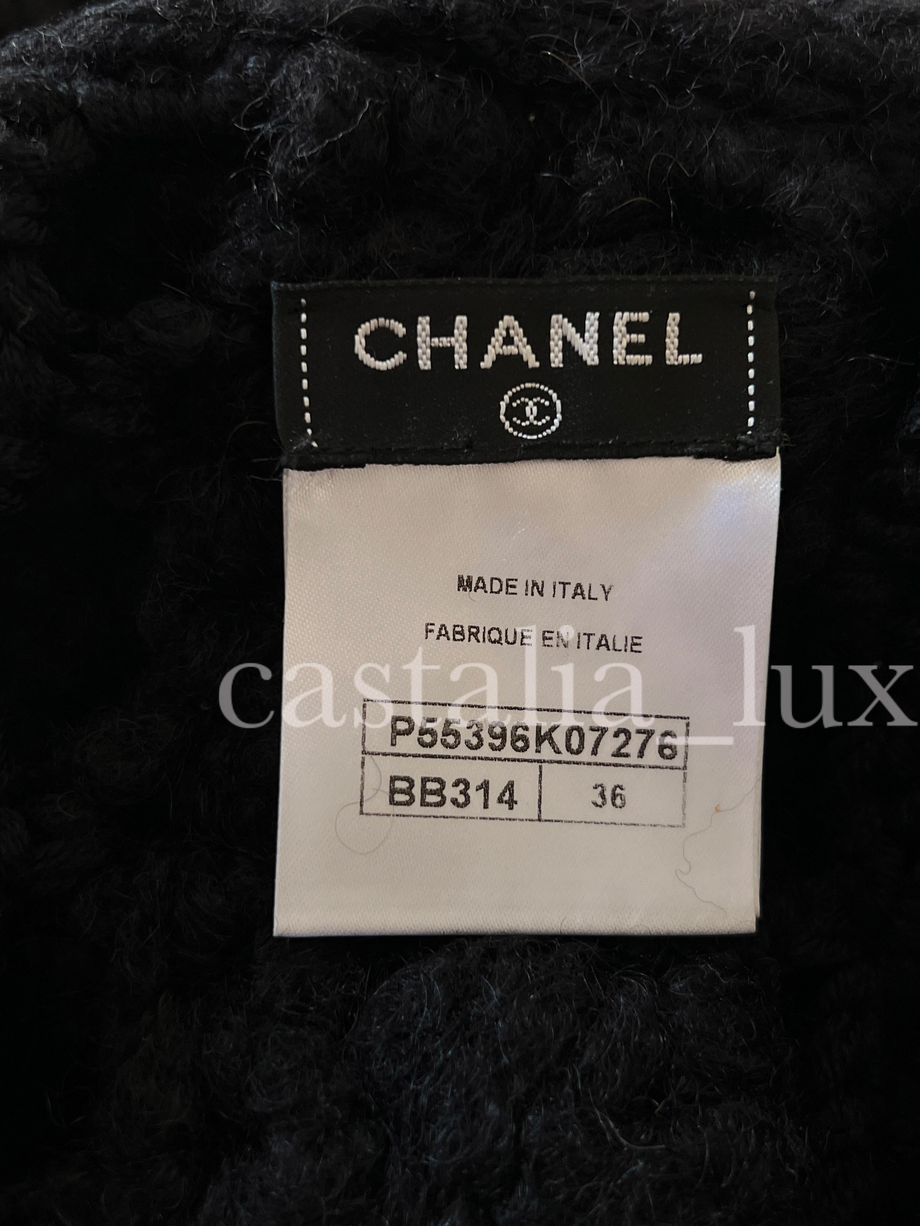 Gilet Chanel Nouveau CC Jewel Broche Buttons Cashmere en vente 2
