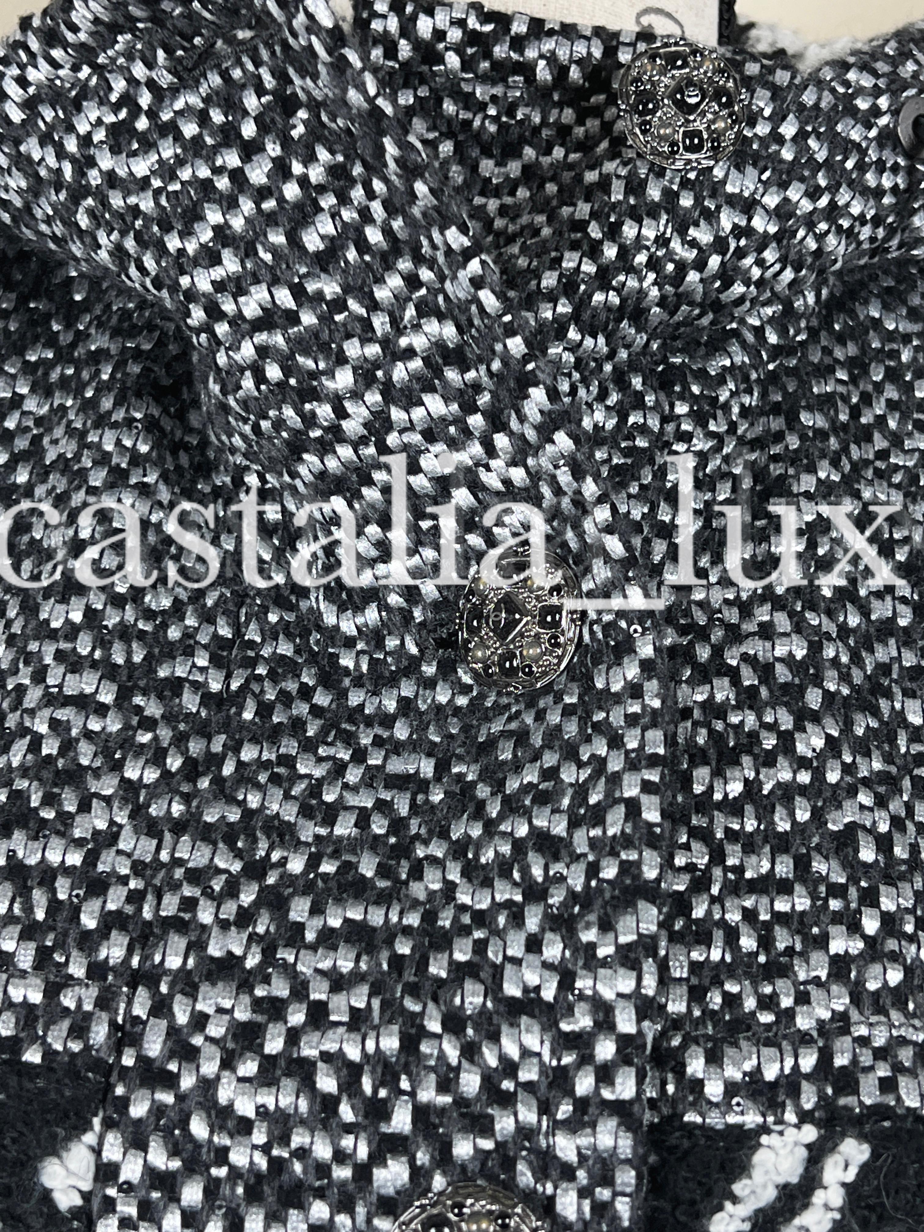 Chanel Neu CC Parka-Mantel aus Tweed mit Juwelenknöpfen und Tweed im Angebot 7