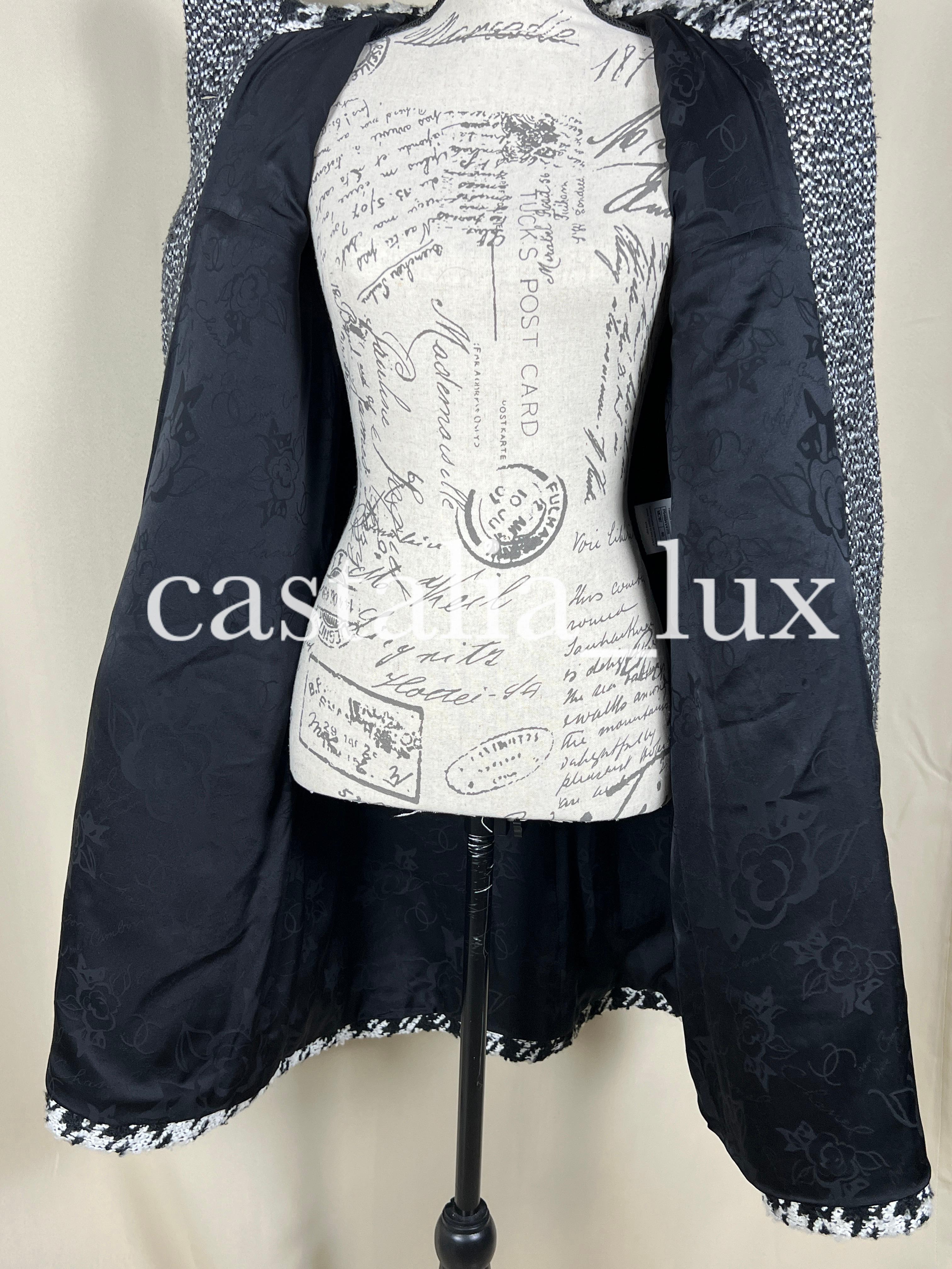 Chanel Neu CC Parka-Mantel aus Tweed mit Juwelenknöpfen und Tweed im Angebot 9
