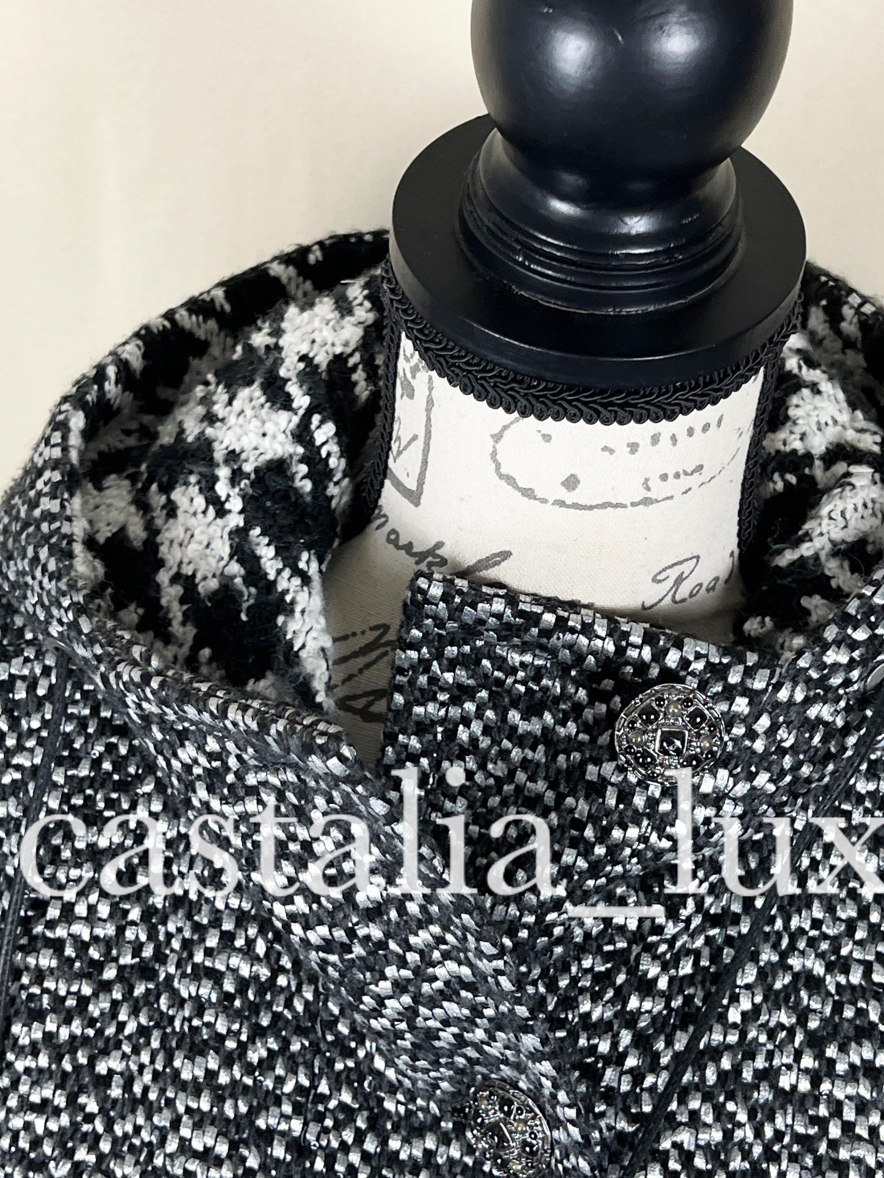 Chanel Neu CC Parka-Mantel aus Tweed mit Juwelenknöpfen und Tweed im Angebot 13
