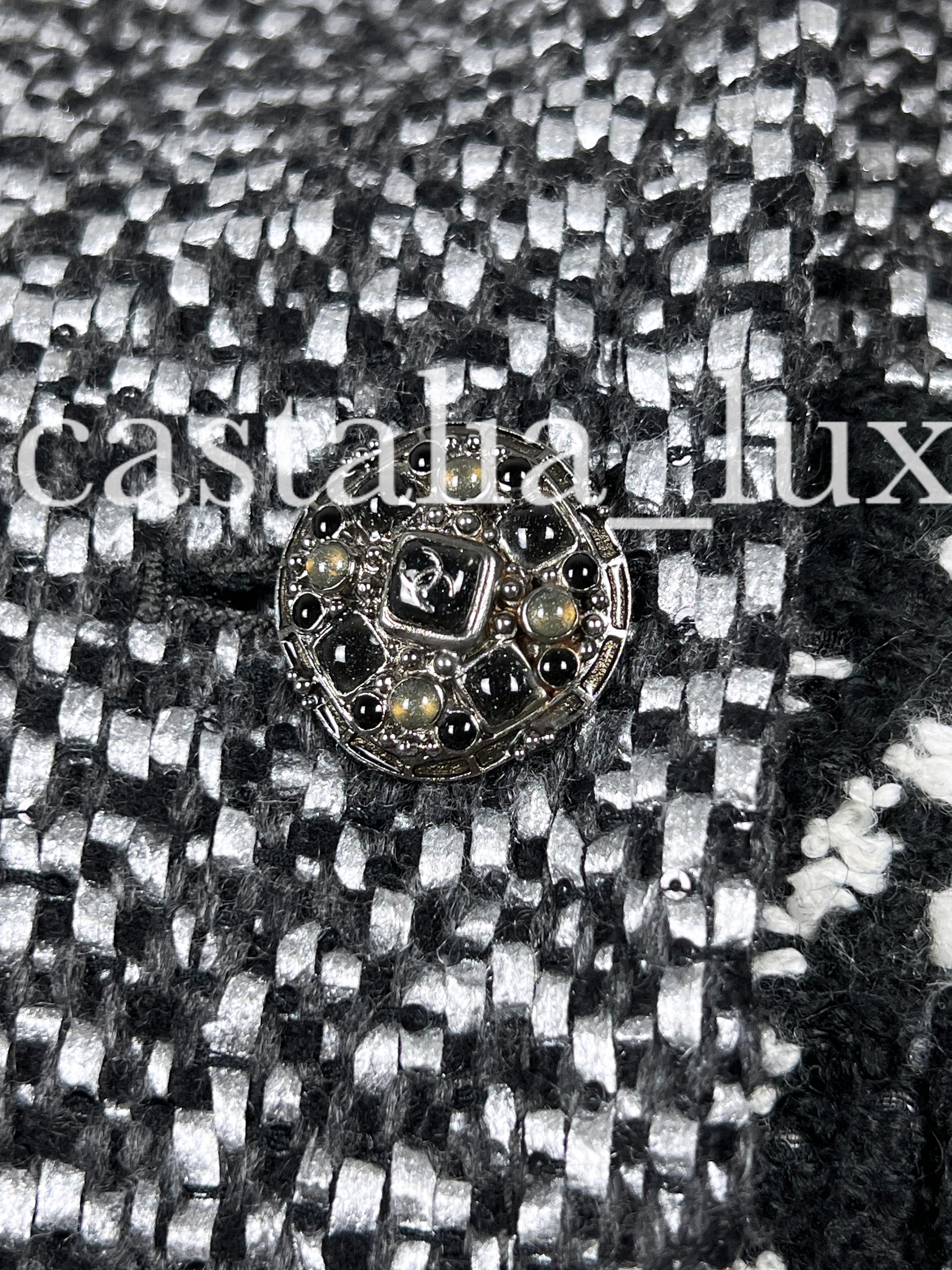 Neuer super stylischer Chanel Lesage Tweed Parka Mantel mit CC Jewel Buttons!
- aus hochwertigem Tweed in Schwarz/Weiß mit Hahnentrittmuster
- aus gewebtem Lesage-Tweed, von Hand mit kleinen Pailletten verziert! In natura sehen sie so erhaben aus
-