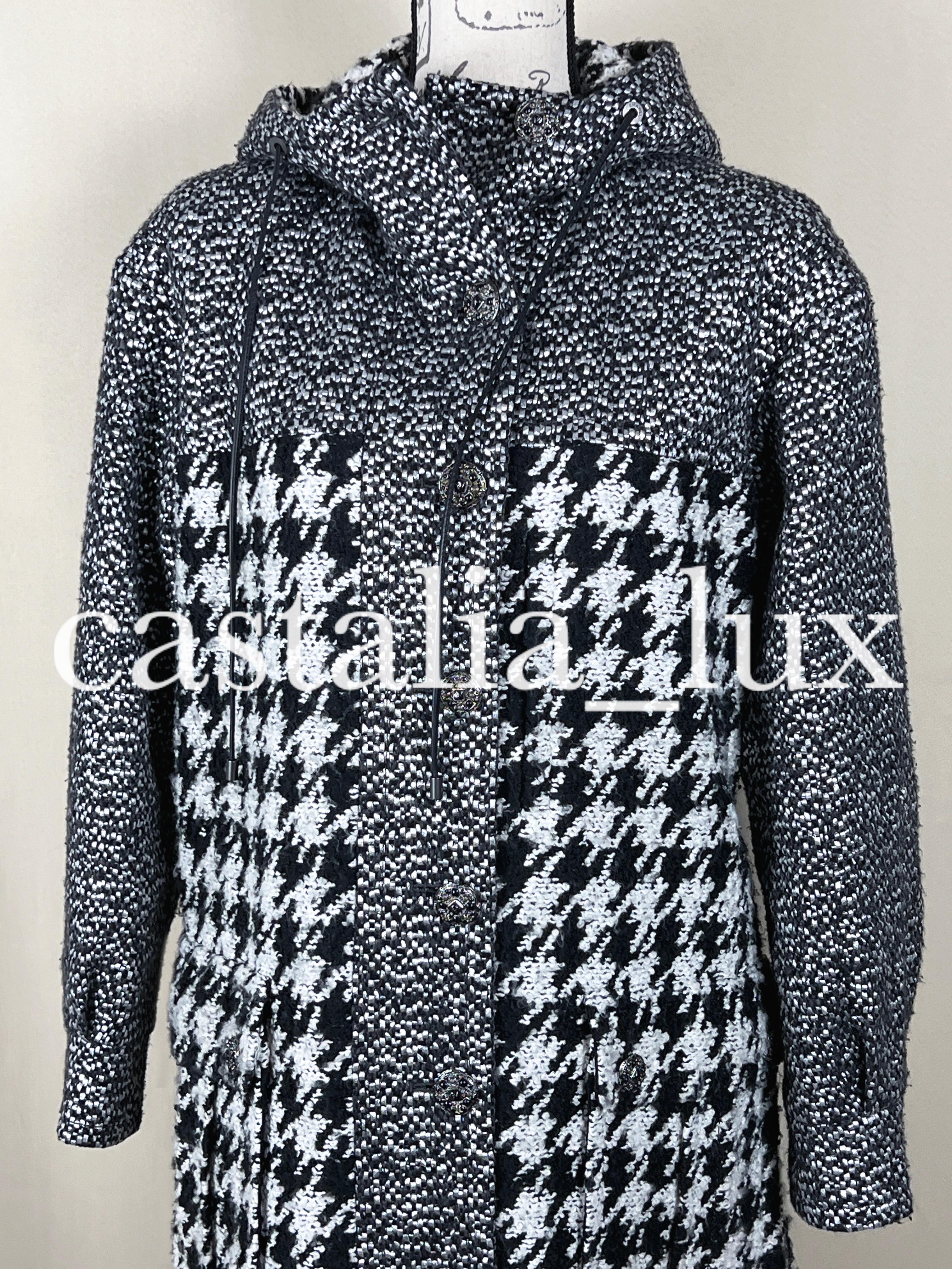 Chanel Neu CC Parka-Mantel aus Tweed mit Juwelenknöpfen und Tweed für Damen oder Herren im Angebot