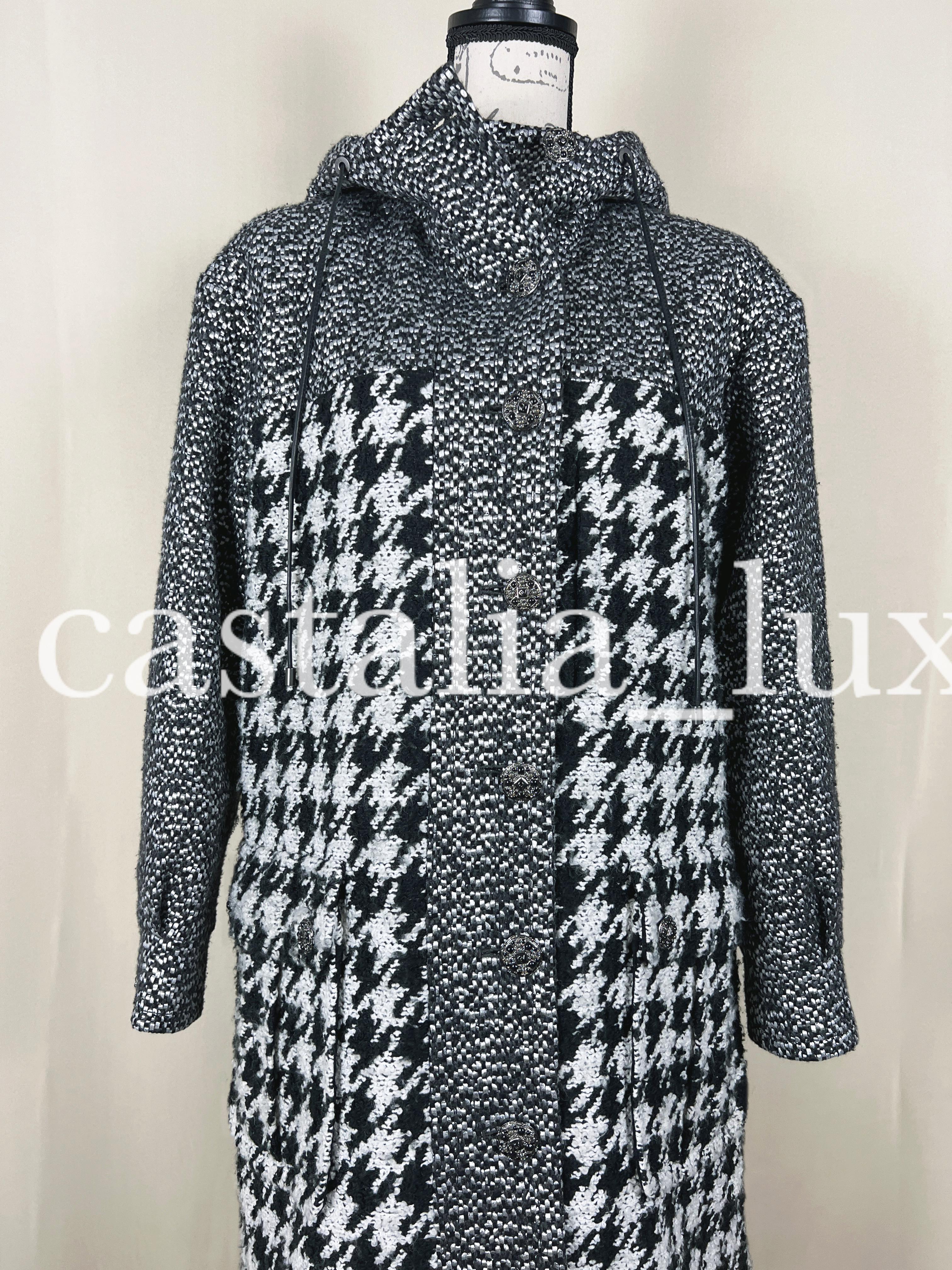 Chanel Neu CC Parka-Mantel aus Tweed mit Juwelenknöpfen und Tweed im Angebot 2