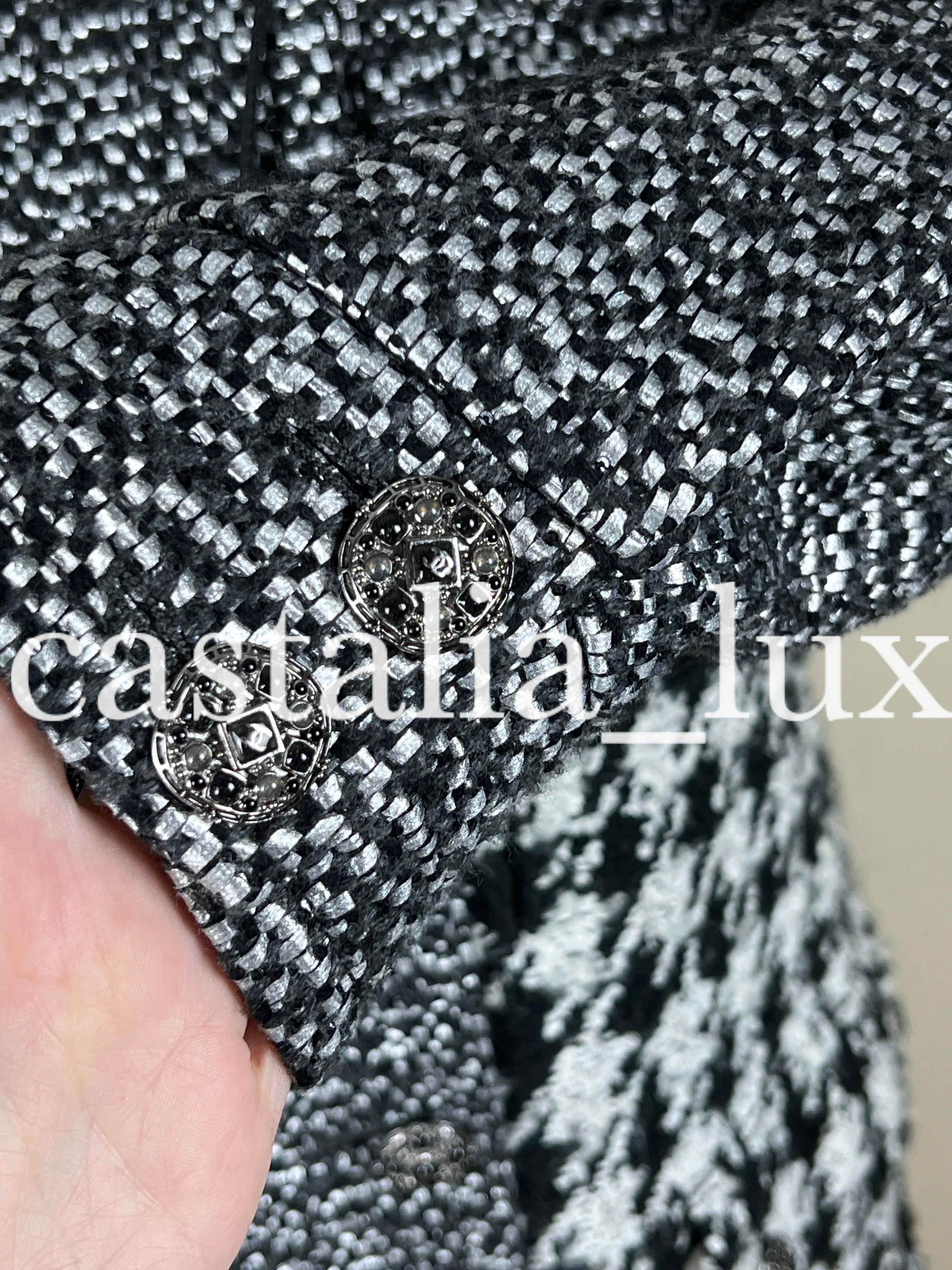 Chanel Neu CC Parka-Mantel aus Tweed mit Juwelenknöpfen und Tweed im Angebot 5