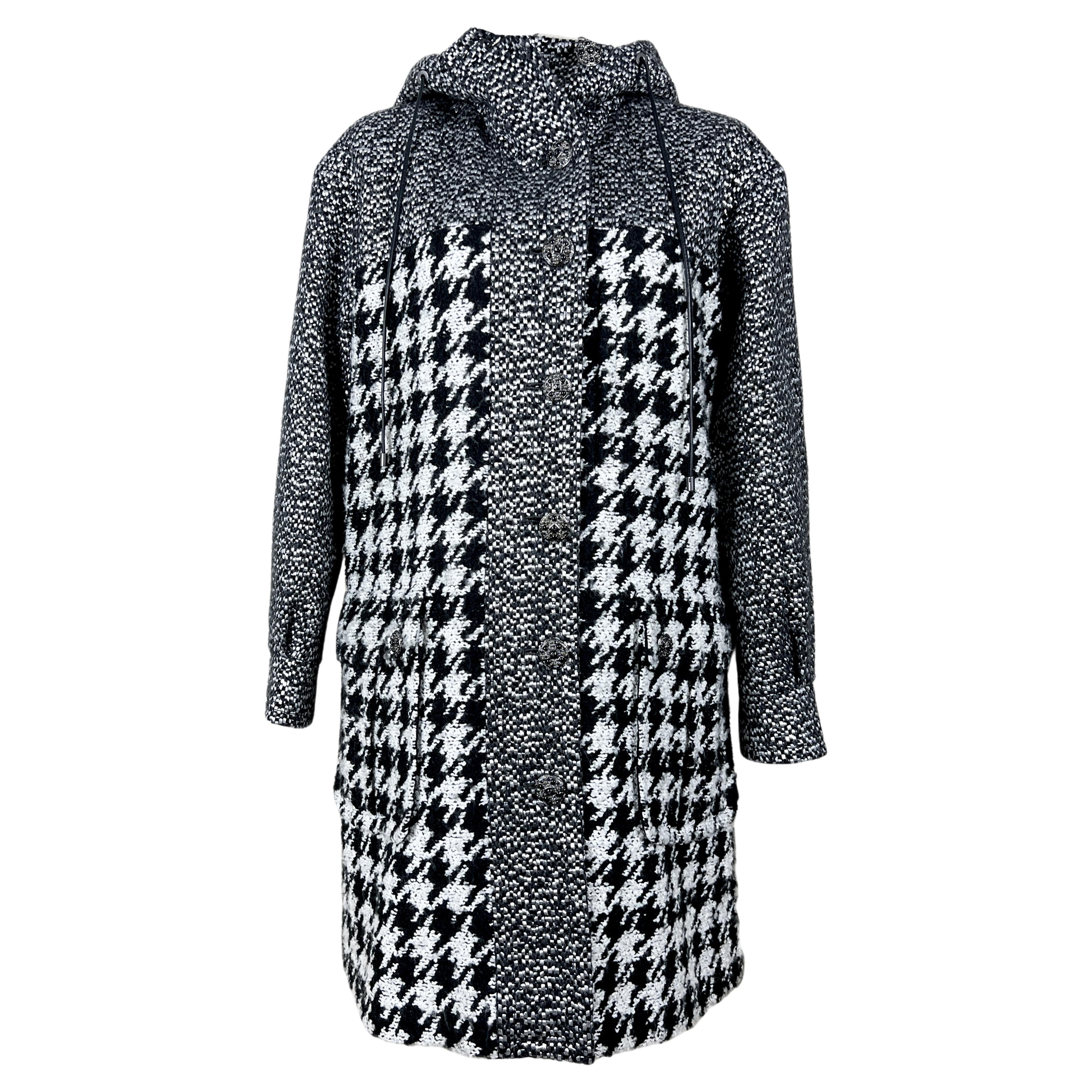 Chanel Neu CC Parka-Mantel aus Tweed mit Juwelenknöpfen und Tweed im Angebot