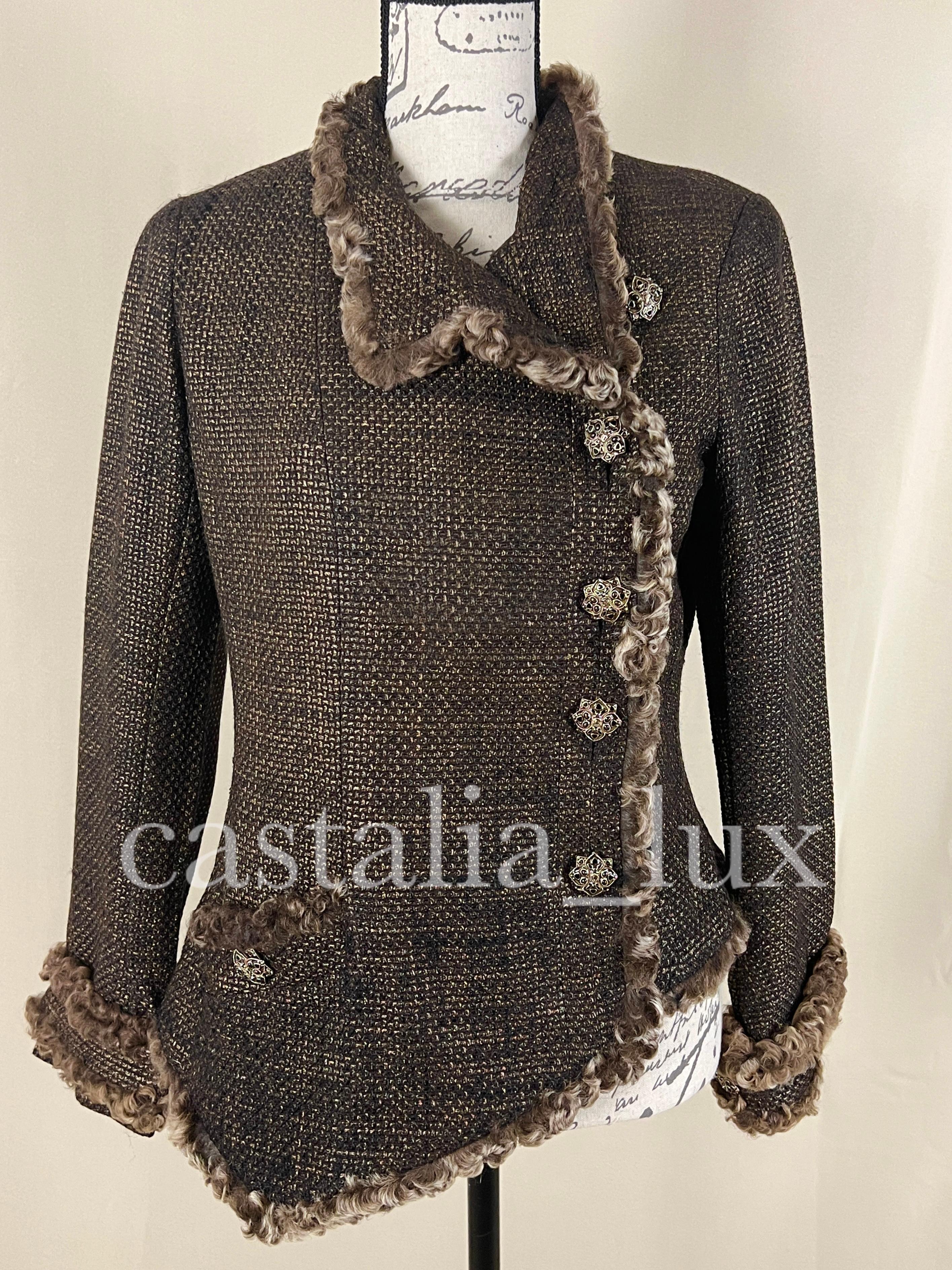 Extremely rare chocolate tweed suit with intricate bronze shimmer and stunning Grpoix buttons.
Size mark 44 FR. Never worn, comes with pouch with extra cloth swatch.
- stunning CC logo jewel Gripoix buttons
- precious lesage tweed with intricate