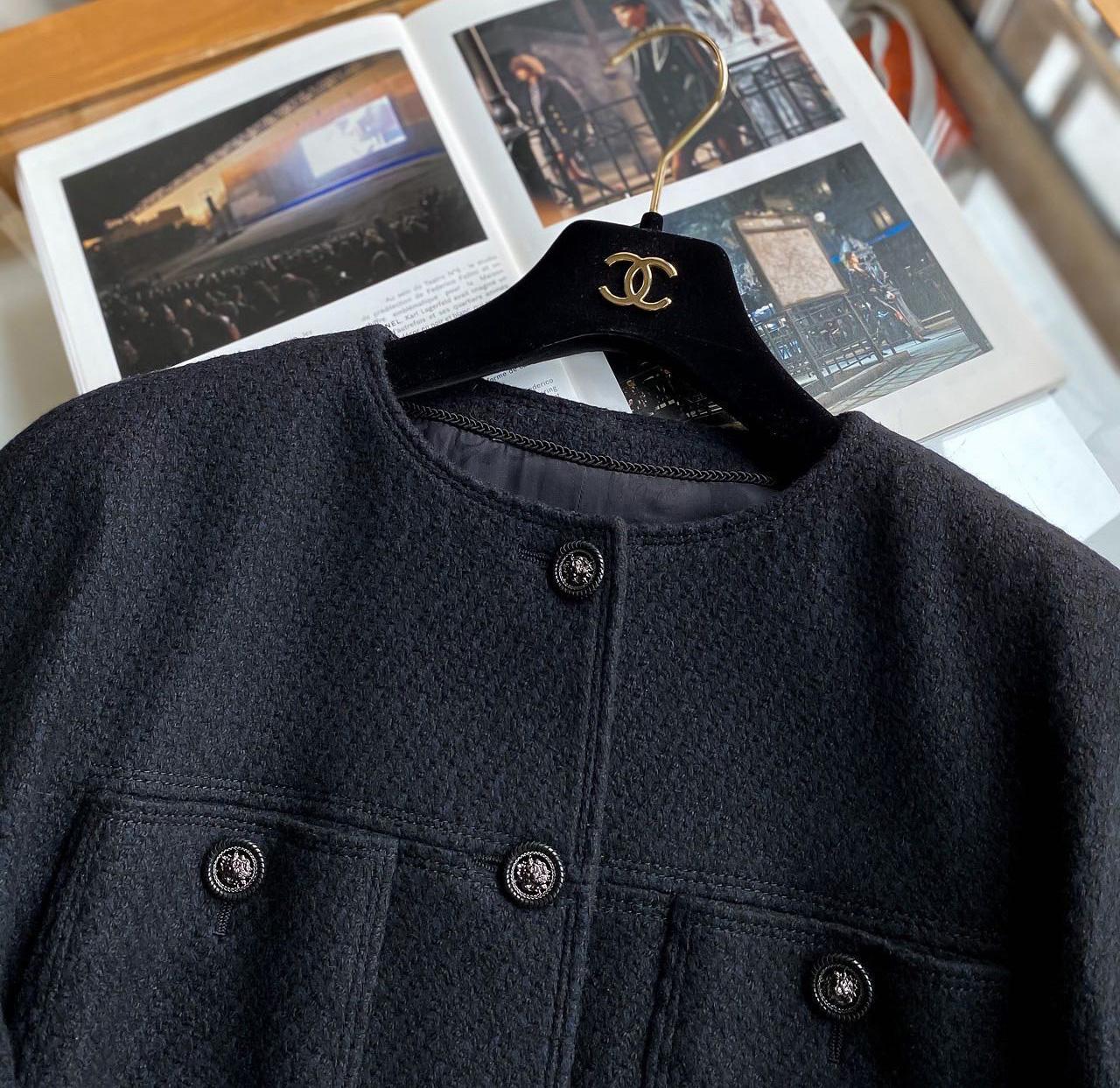 Manteau en tweed noir et marine de Chanel, Paris / Collection EDINRBURGH, 2013 Metiers d'Art
- Boutons CC avec têtes de lion
- silhouette emblématique à 4 poches
- doublure en soie ton sur ton avec camélias
Taille 40 FR. Jamais porté.