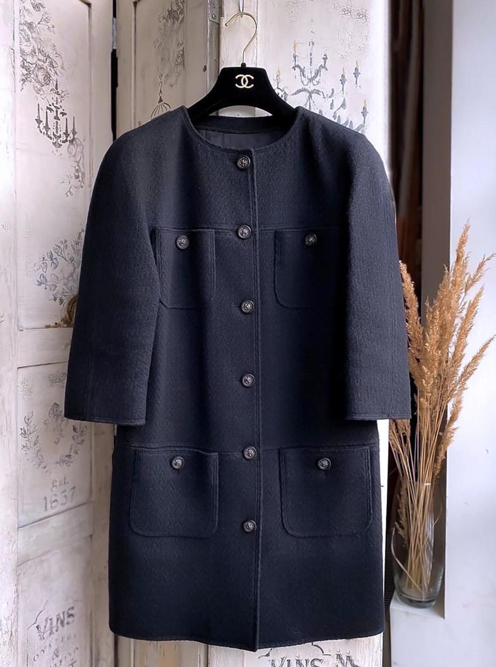 Chanel New CC Lionhead Buttons Tweed Coat In New Condition For Sale In Dubai, AE