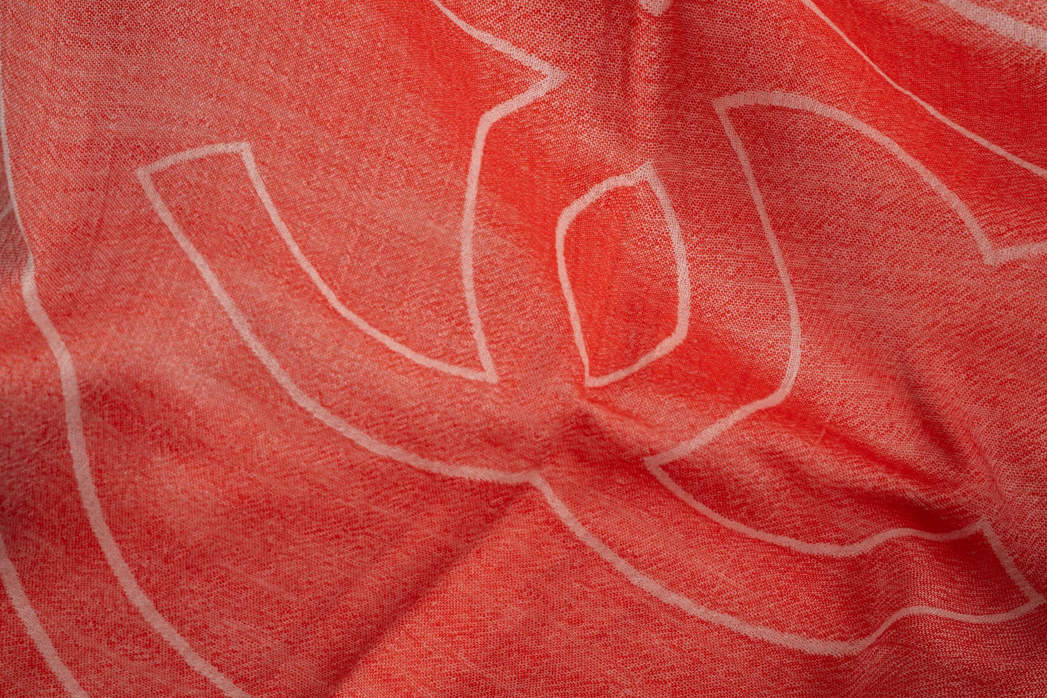 Chal Cachemira Coral Logo Chanel New CC en Nuevo estado para la venta en West Hollywood, CA