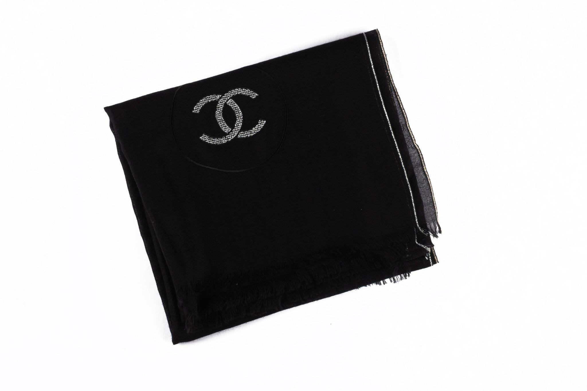 Este chal adornado con el logotipo Chanel CC está confeccionado en una mezcla de cachemira, seda, viscosa y fibra metalizada, lo que lo convierte en un elegante chal para vestir cualquier conjunto de noche.