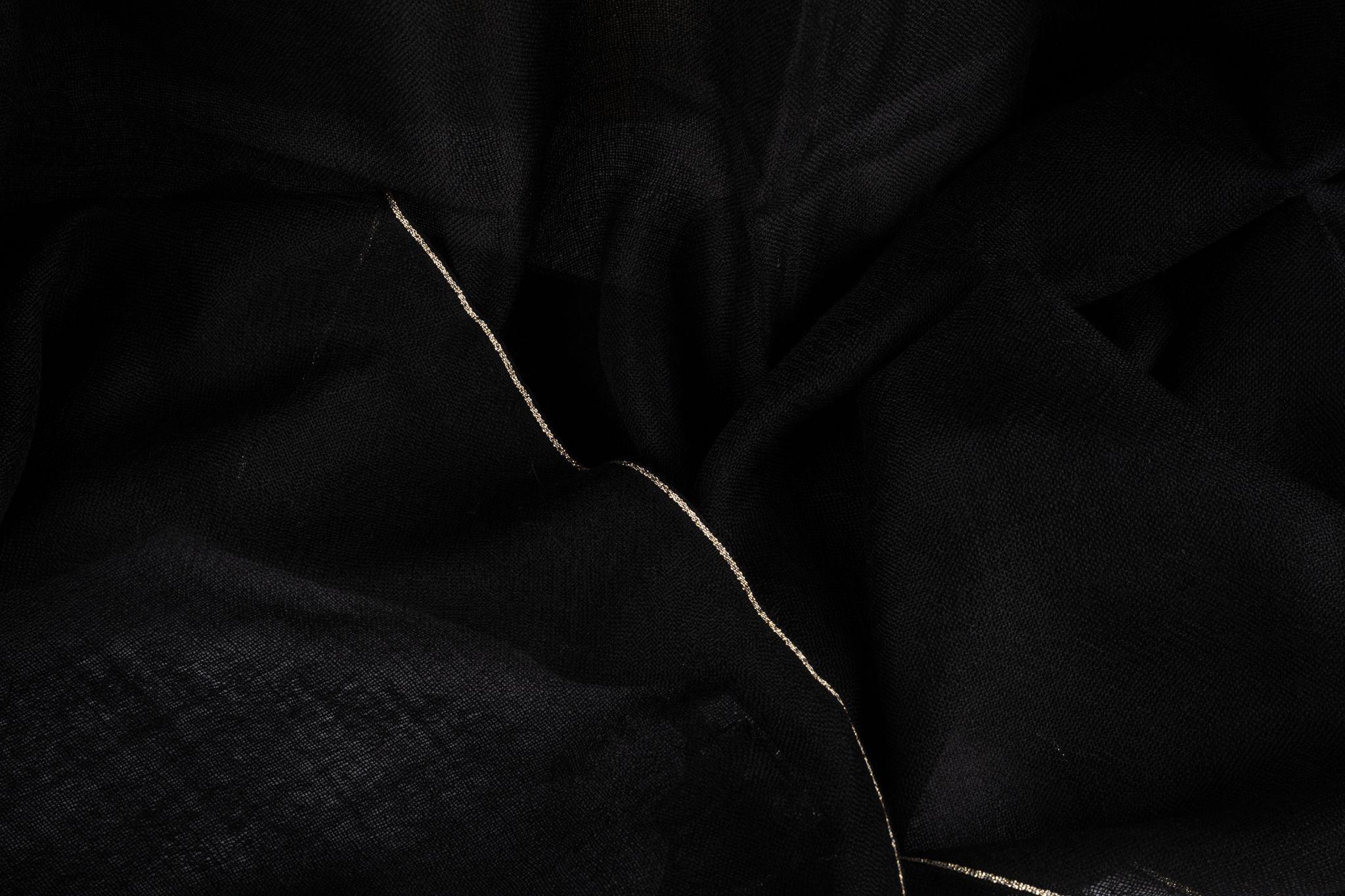 Chal Chanel New CC Logo Embellished en Nuevo estado para la venta en West Hollywood, CA