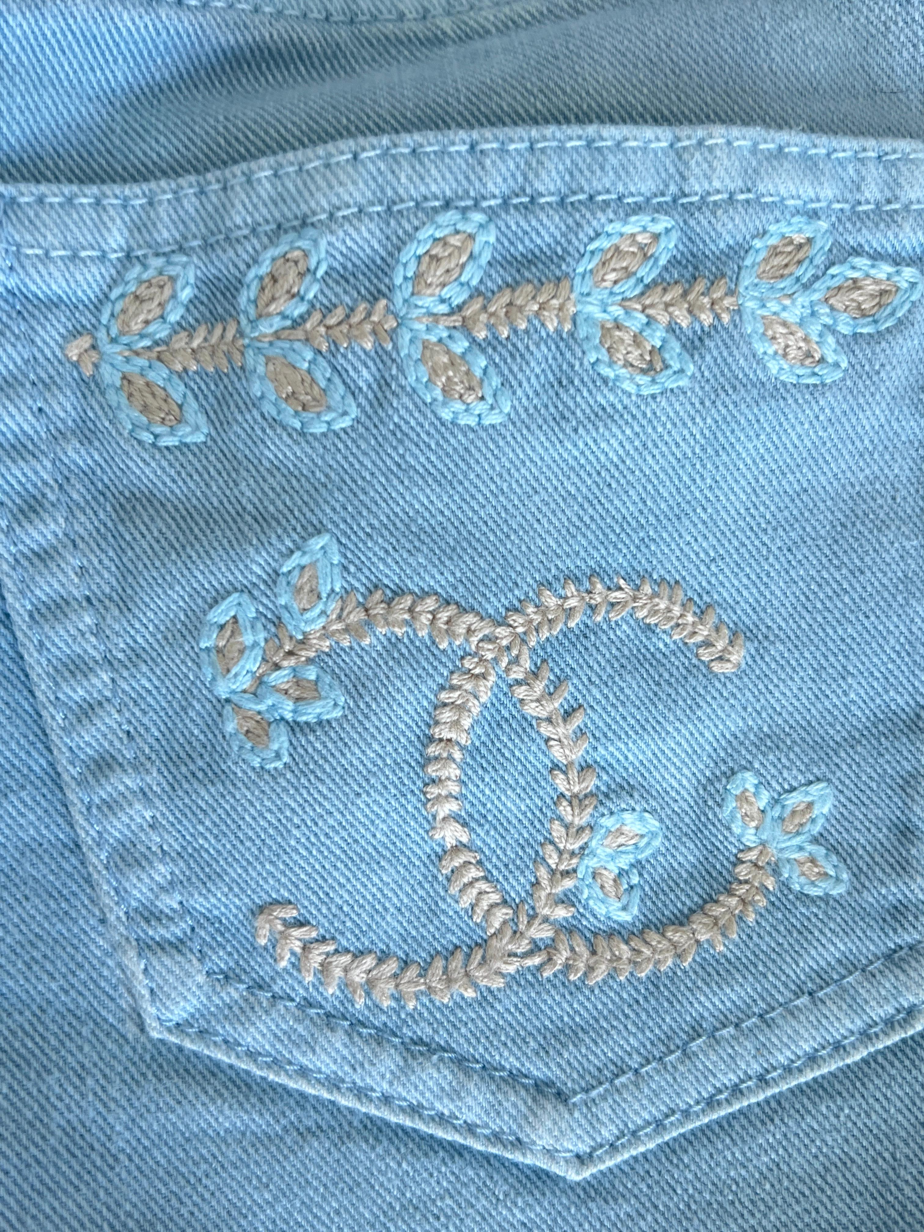 Chanel New CC Logo Embroidery Runway Jeans In New Condition For Sale In Dubai, AE