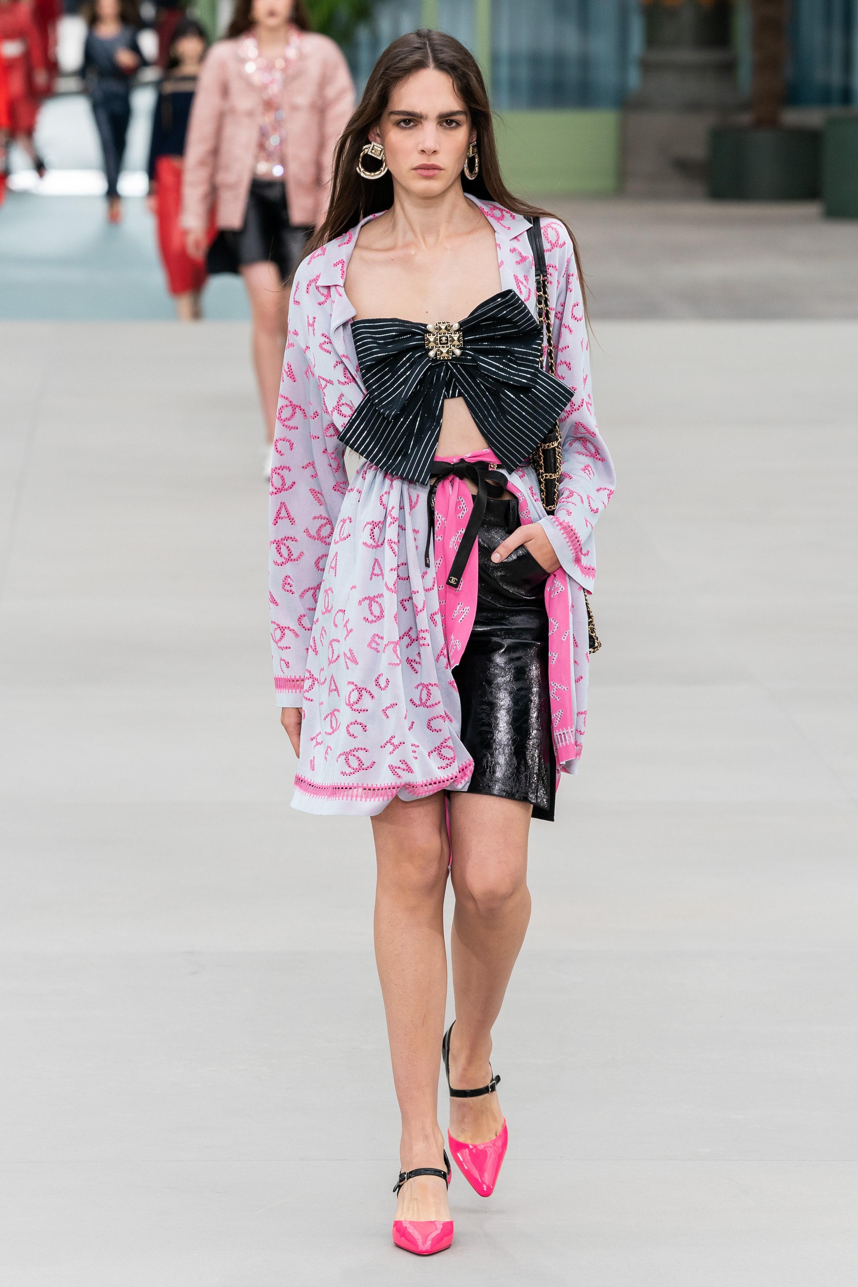 Chanel Superbe veste kimono longue avec logo CC en vente 1