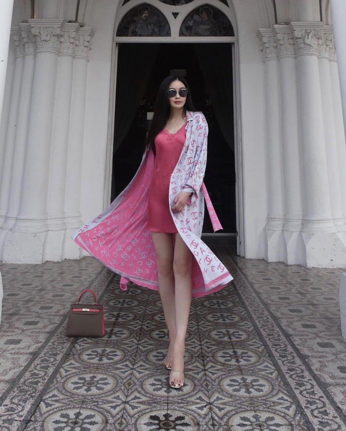 Chanel Superbe veste kimono longue avec logo CC en vente 2