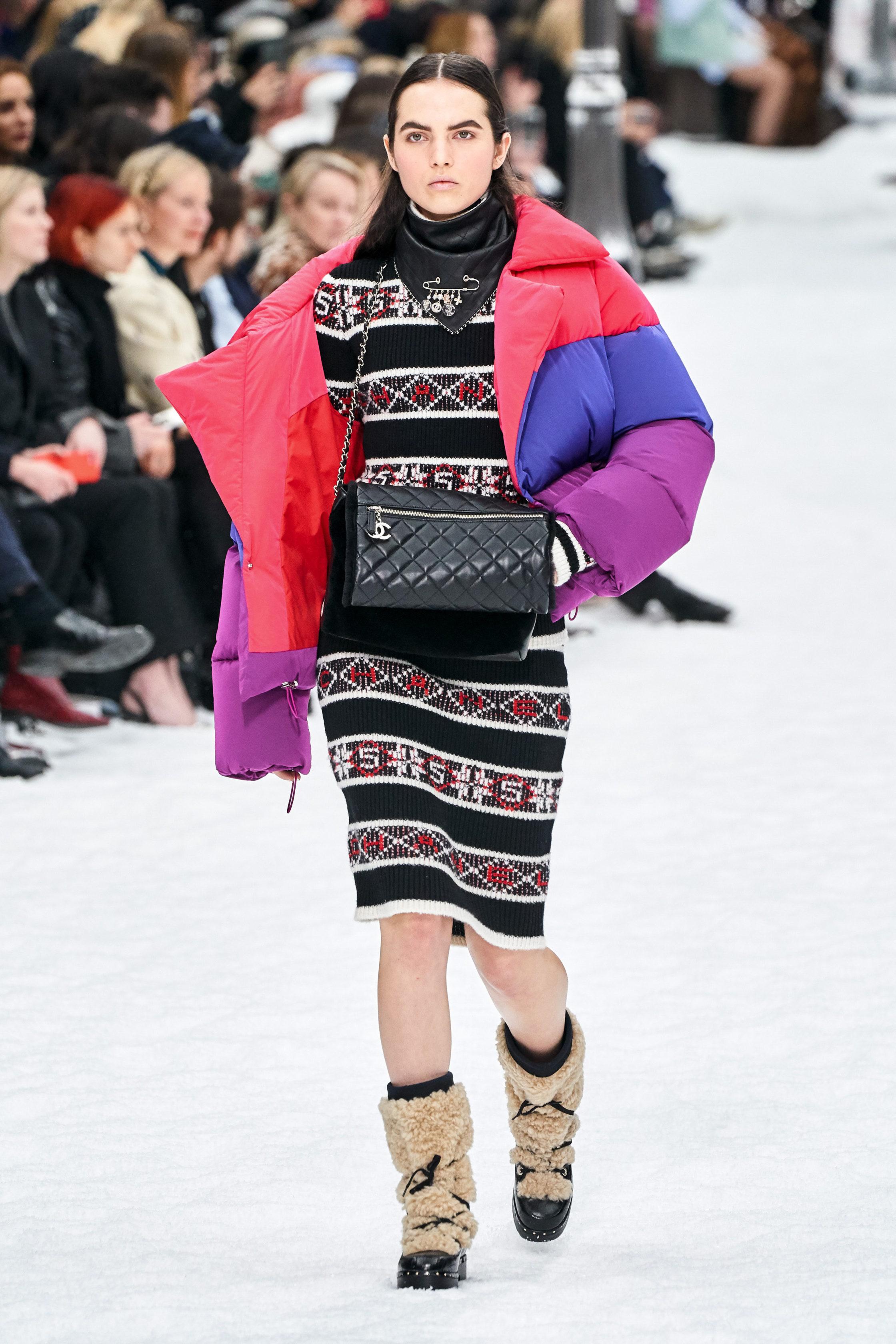 New Chanel cashmere jumper with 'Chanel' & Snowflakes pattern ~ from Runway of 2019 Fall Collection
- perfect for winter!
- CC snowflake buttons at shoulder
Size mark 40 FR / Condition: is never worn