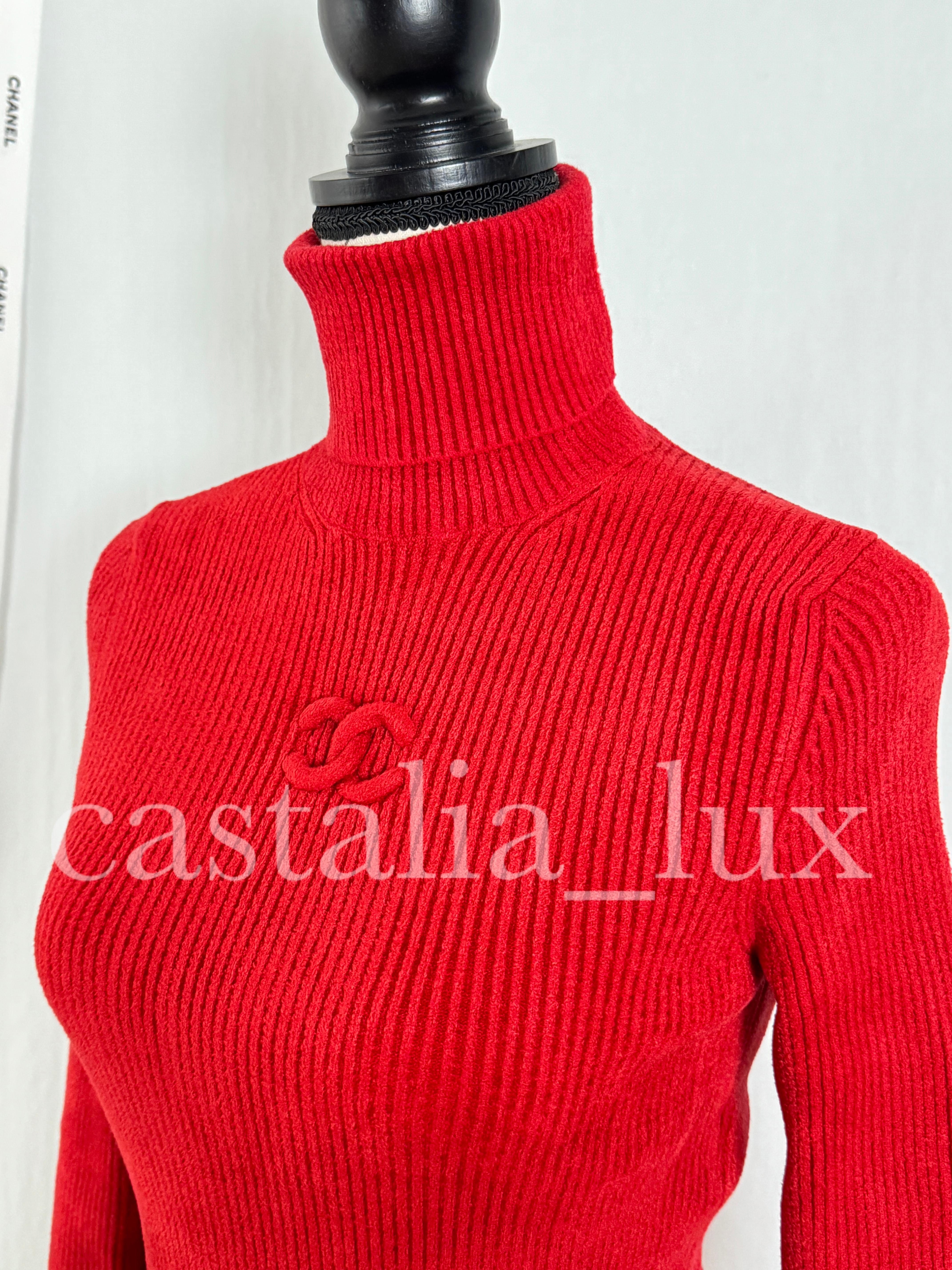 New charming Chanel CC Logo Teddy jumper from 2019 Fall Collection by Karl Lagerfeld, 19A
Boutique price 3,680$
- super soft velvety, teddy-like texture
- pleasant and elegant coral red colour!
Size mark 36 FR. Never worn.