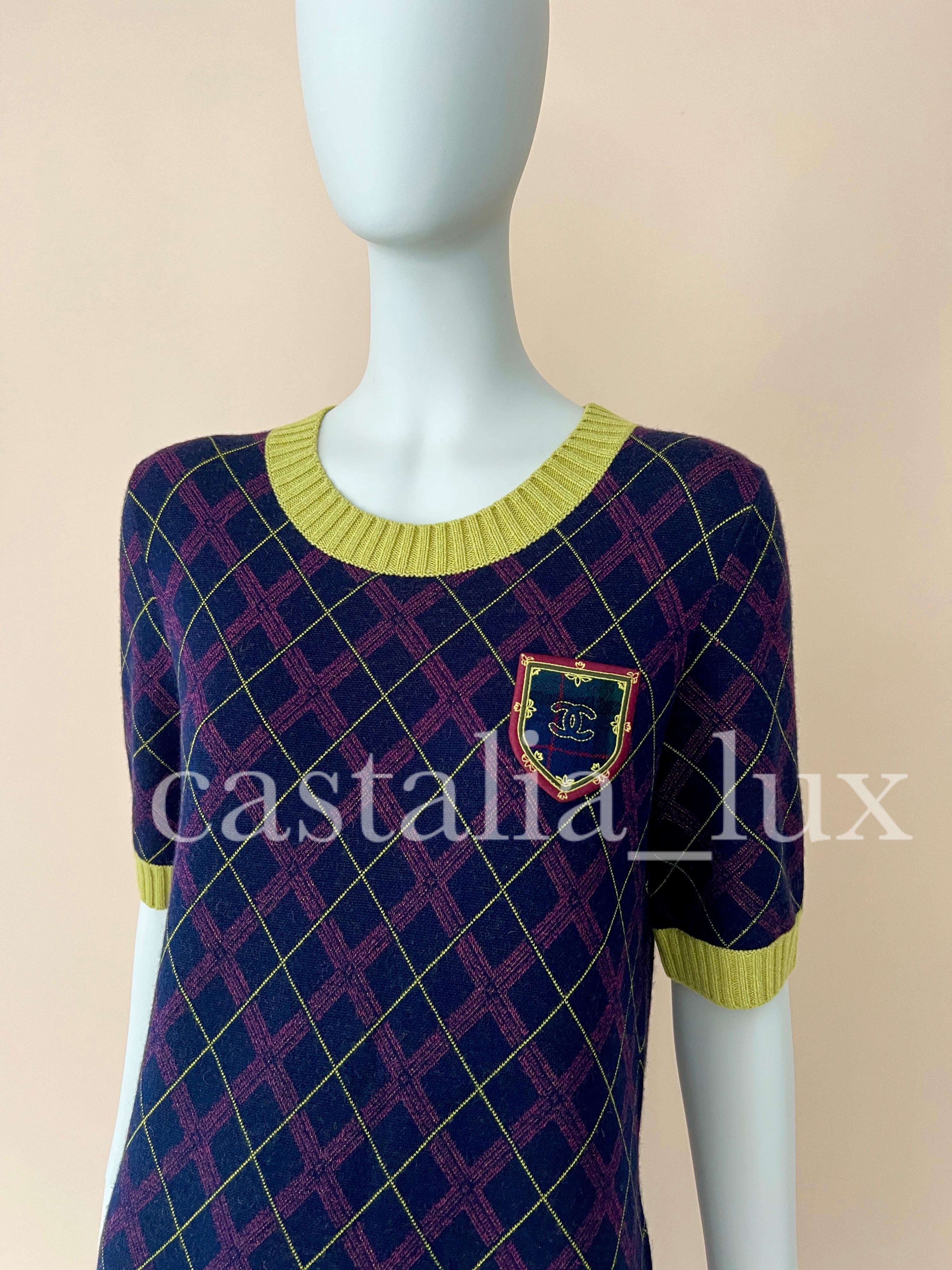 New Chanel cashmere dress with CC logo Patch from Paris / EDINBURGH 2013 Pre-Fall Metiers d'Art Collection.
Size mark 40 fr.