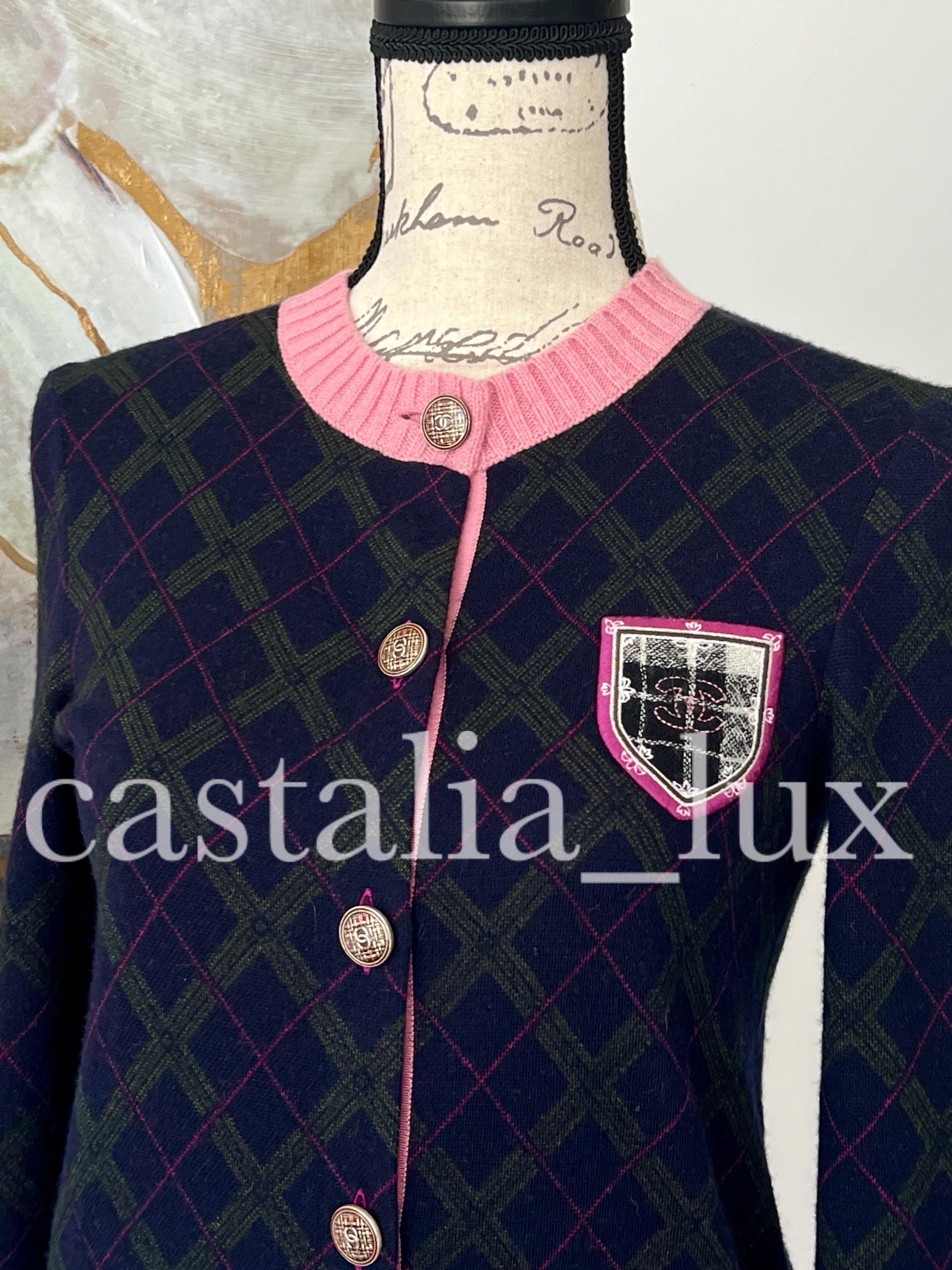 DHL Express delivery 2 days worldwide.
Extremely rare, collectors Chanel CC Logo Patch cashmere jacket with tartan pattern from fairy Paris / EDINBURGH Collection.
- CC plaid buttons
- composition 100% cashmere
- colours and detail like a masterpice