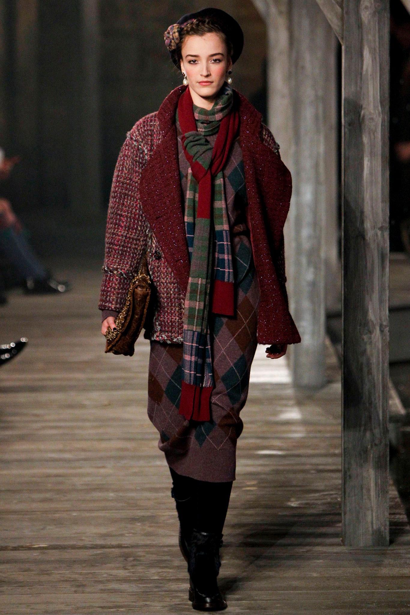 Chanel tartan cashmere dress with CC Logo embroidered Patch at chest ~ from Runway of Paris / EDINBURGH Collection
Size mark 40 FR / Condition: never worn