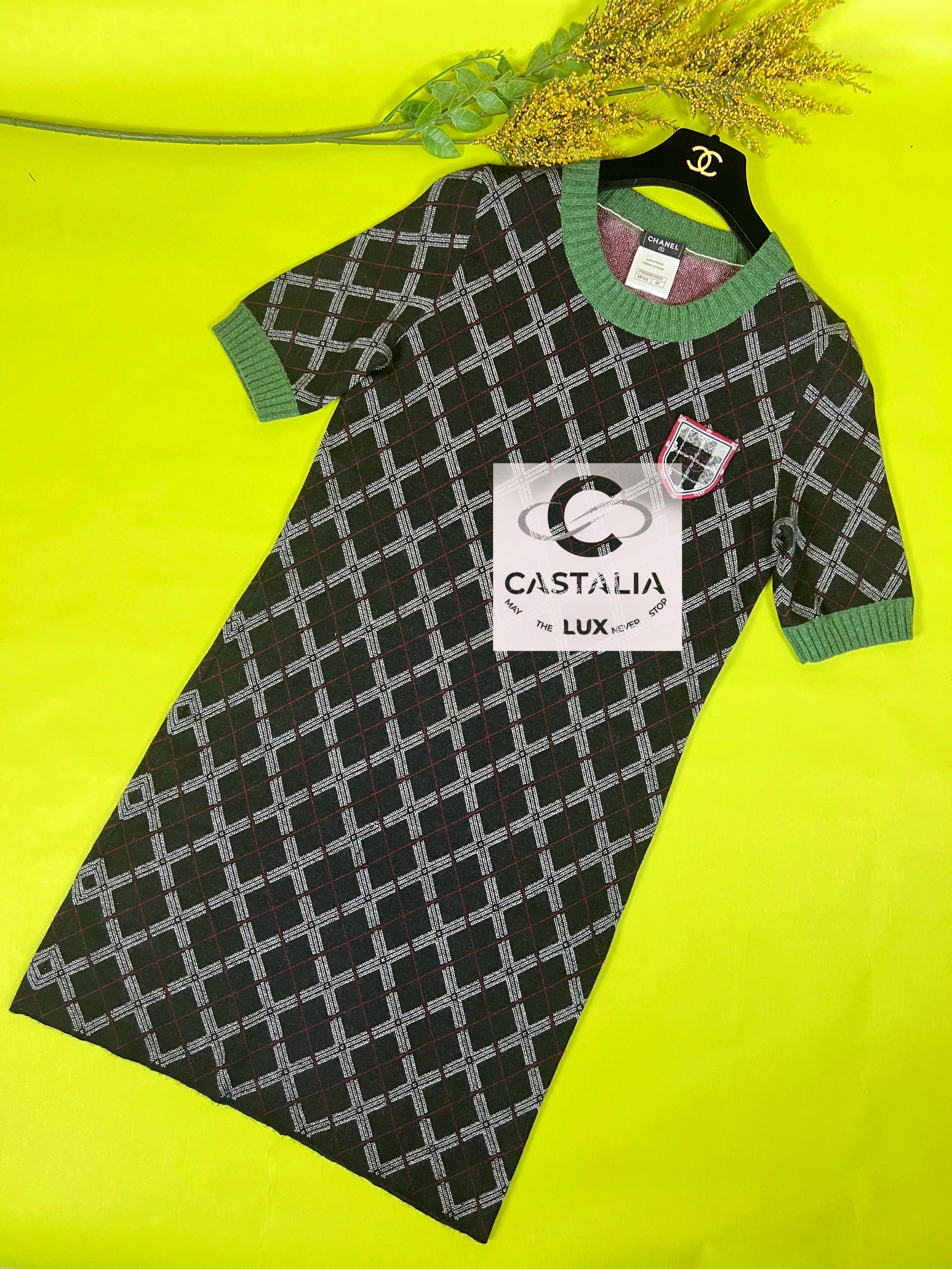 Chanel New CC Patch Tartan Cashmere Dress 40 FR In New Condition In Dubai, AE