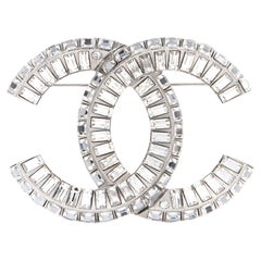 CHANEL NOUVEAU CC Broche de revers de soirée en cristal baguette argenté dans sa boîte