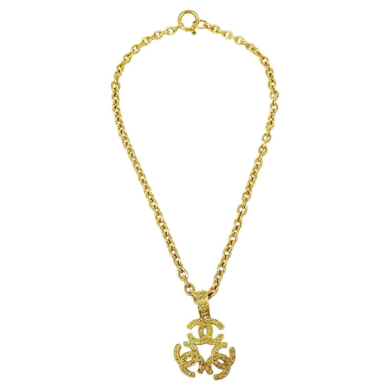 CHANEL NEW CC Textured Charm Gold Metal Chain Link Necklace For Sale